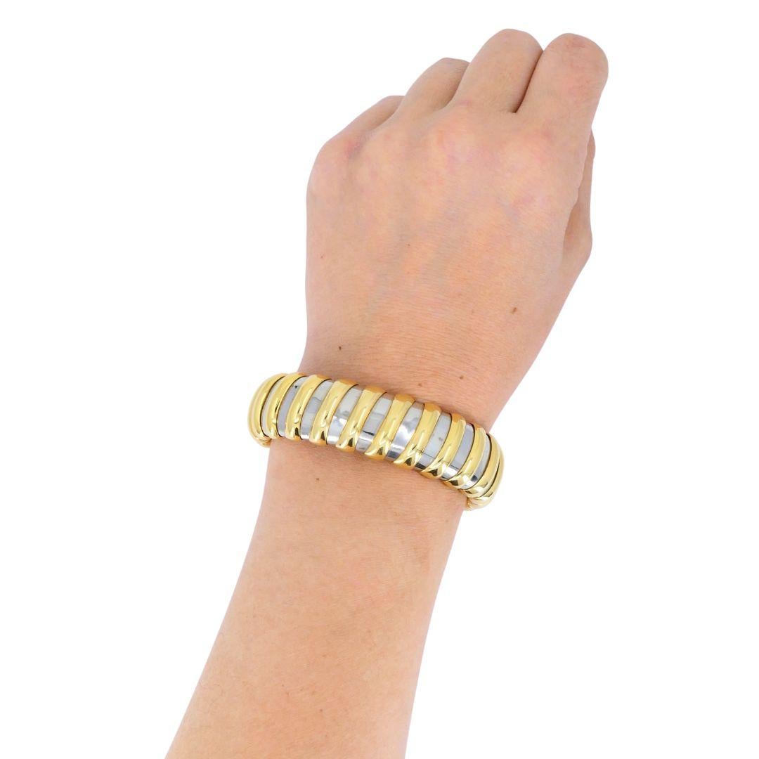 Questo bracciale vintage di Bvlgari, realizzato in oro giallo 18 carati e acciaio inossidabile, esemplifica l'audace linguaggio di design del marchio tra gli anni '80 e i primi anni '90. Interpretazione distintiva del classico motivo Tubogas di