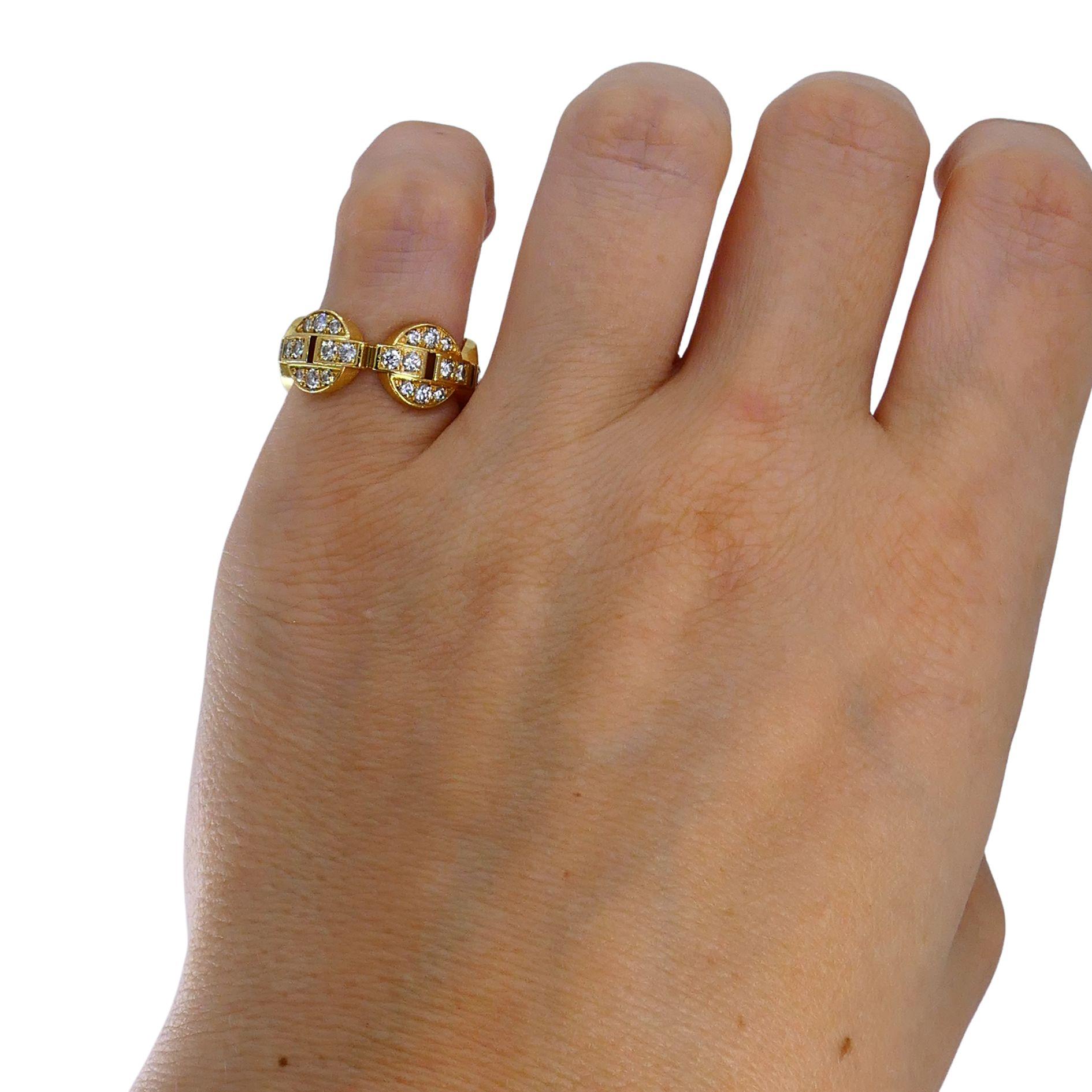 Bague vintage Cartier de la collection iconique Maillon, réalisée en or jaune 18 carats avec un design structuré et emboîté. Le bracelet présente une alternance de maillons en or et de maillons sertis de diamants. Cette bague est une taille 51 (US