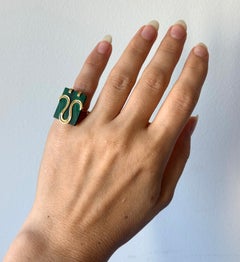 Anillo de cóctel modernista vintage de los años 70, de oro de 18 quilates y malaquita, con el signo del zodiaco Aries