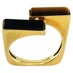 Vintage-Ring von Tiffany & Co. aus 18-karätigem Gold mit Onyx und Tigerauge im modernistischen Bypass-Design