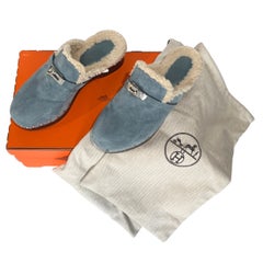 Hermès Clogs aus blauem Wildleder mit Lammfellfutter und Nieten, Größe 38, inklusive Schachtel