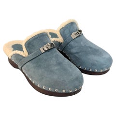Hermès Clogs aus blauem Wildleder mit Lammfellfutter und Nieten, Größe 38, inklusive Schachtel