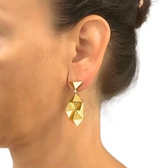 Pendientes colgantes en forma de pirámide con diamantes y oro de 18 quilates «Apeninos» de Aletto Brothers