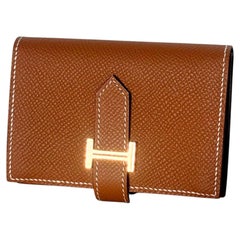 Cartera compacta Hermès Béarn de piel Epsom dorada con herrajes dorados