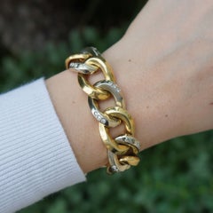 Bracelet vintage Pomellato en or jaune et blanc 18 carats, bicolore, orné de diamants et composé de maillons de type « curb »