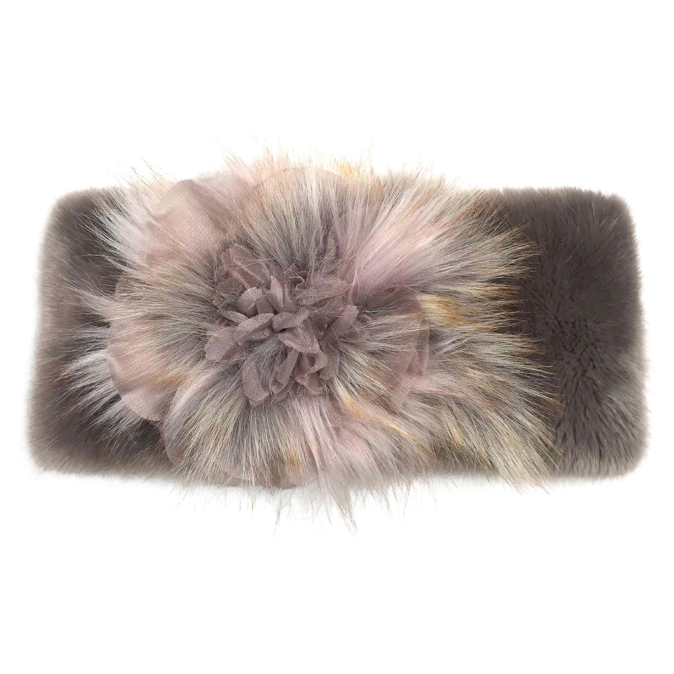 Warmer/chapeau à col en fausse fourrure luxuriante avec fleur tridimensionnelle - Taille unique