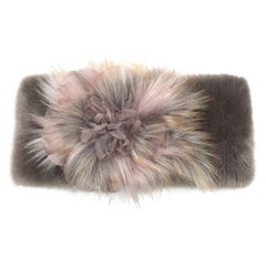 Warmer/chapeau à col en fausse fourrure luxuriante avec fleur tridimensionnelle - Taille unique