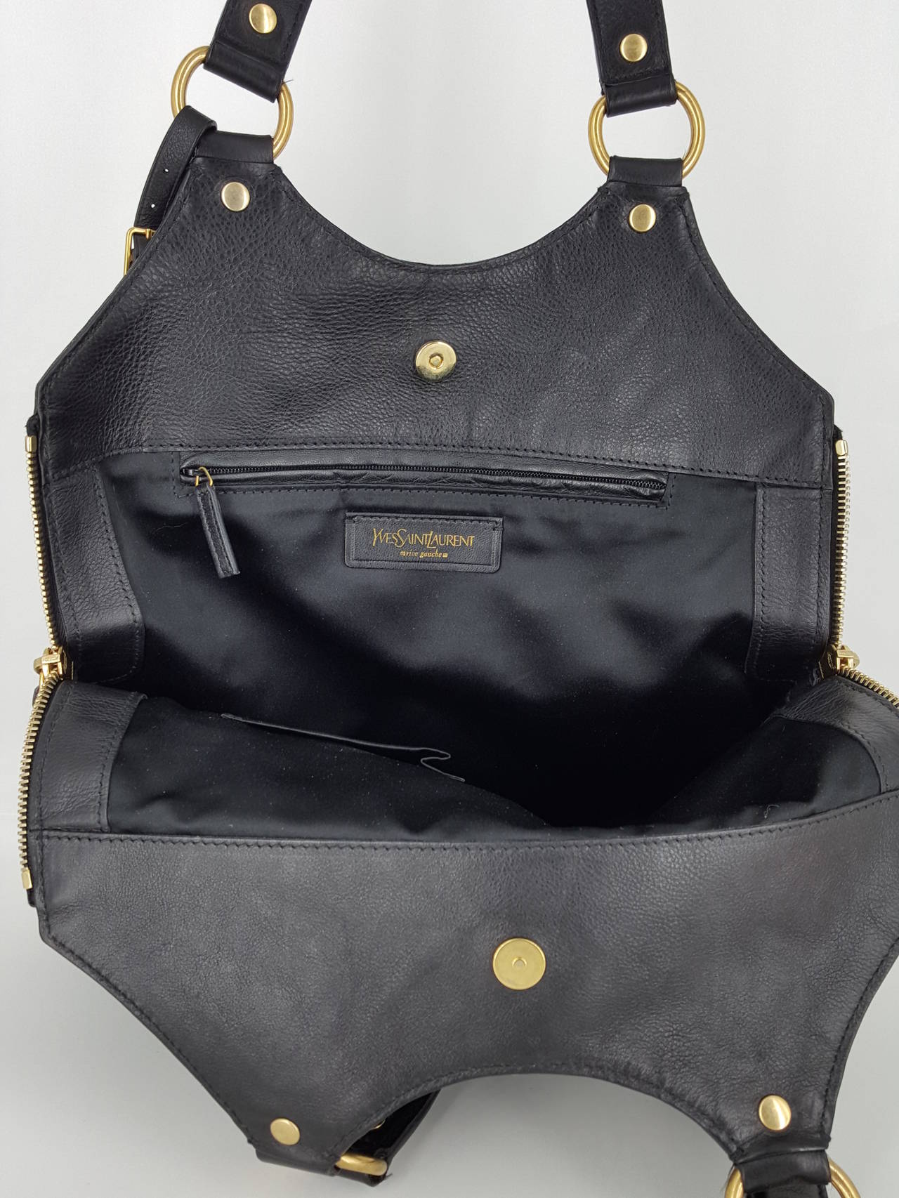 YSL Yves Saint Laurent Black Leather Tribute Bag. In Excellent Condition For Sale In Delray Beach, FL