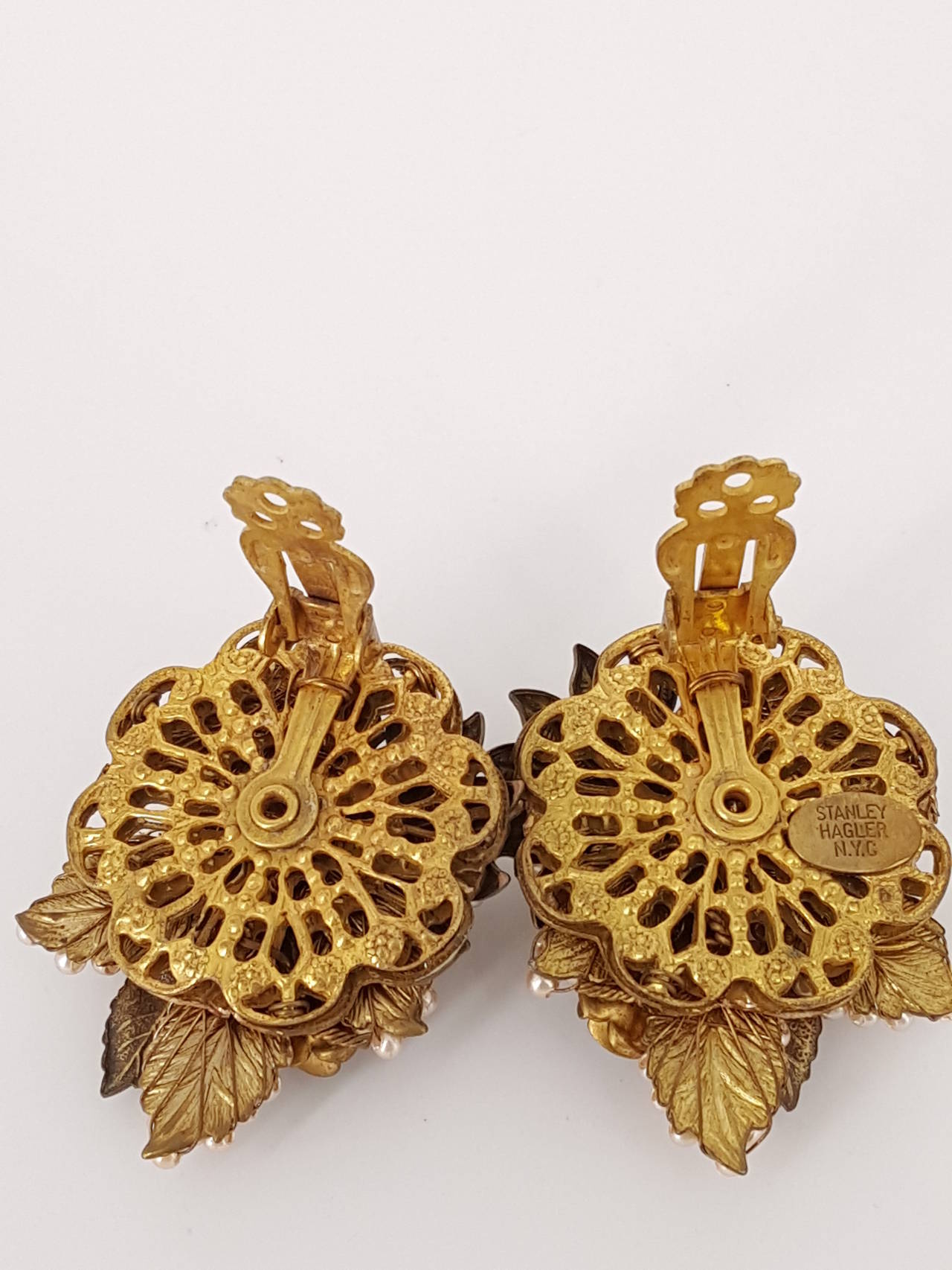 Vintage Stanley Hagler Brooch And Earrings With Seed Pearls & Baroque Pearls. In Excellent Condition For Sale In Delray Beach, FL