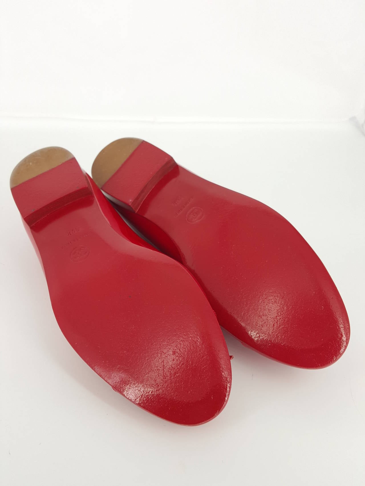 CHANEL Red Patent Leather Ballet Flats in size 39 1/2. In Excellent Condition In Delray Beach, FL
