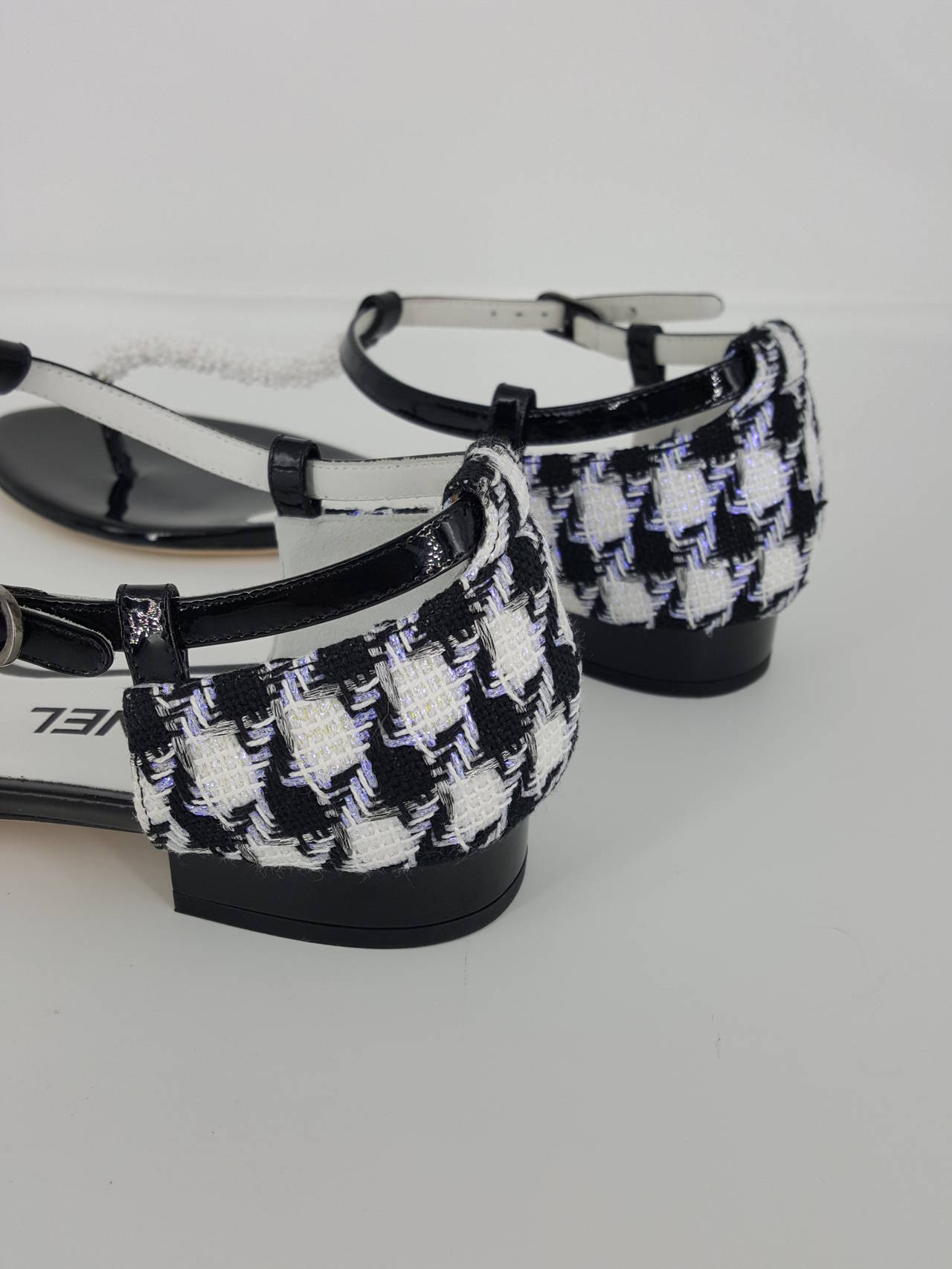 CHANEL Black And White Patent Leather and Boucle Sandals Size 38. In New Condition In Delray Beach, FL