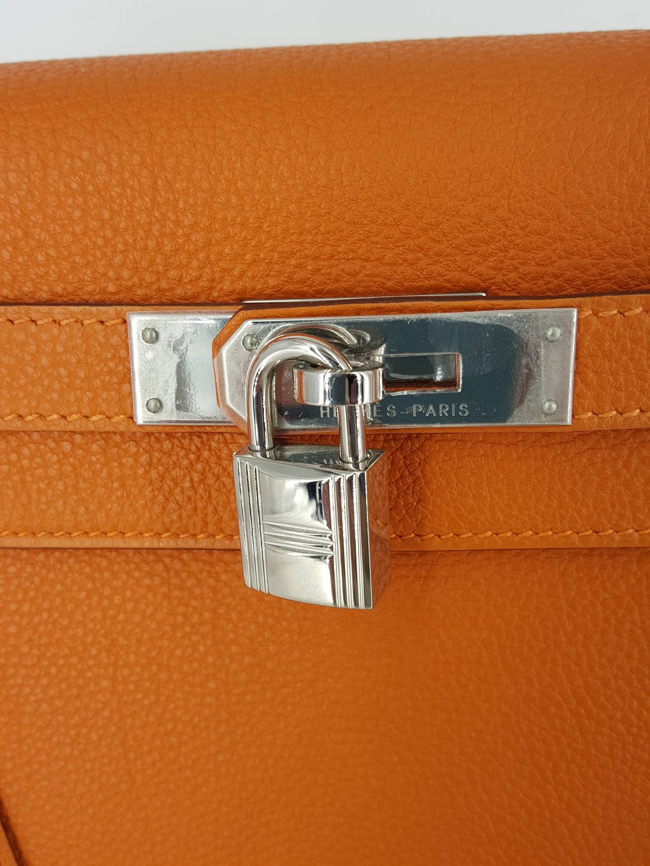 Hermes Kelly bag 28 CM In Orange Togo With Silver Hardware. In Excellent Condition For Sale In Delray Beach, FL