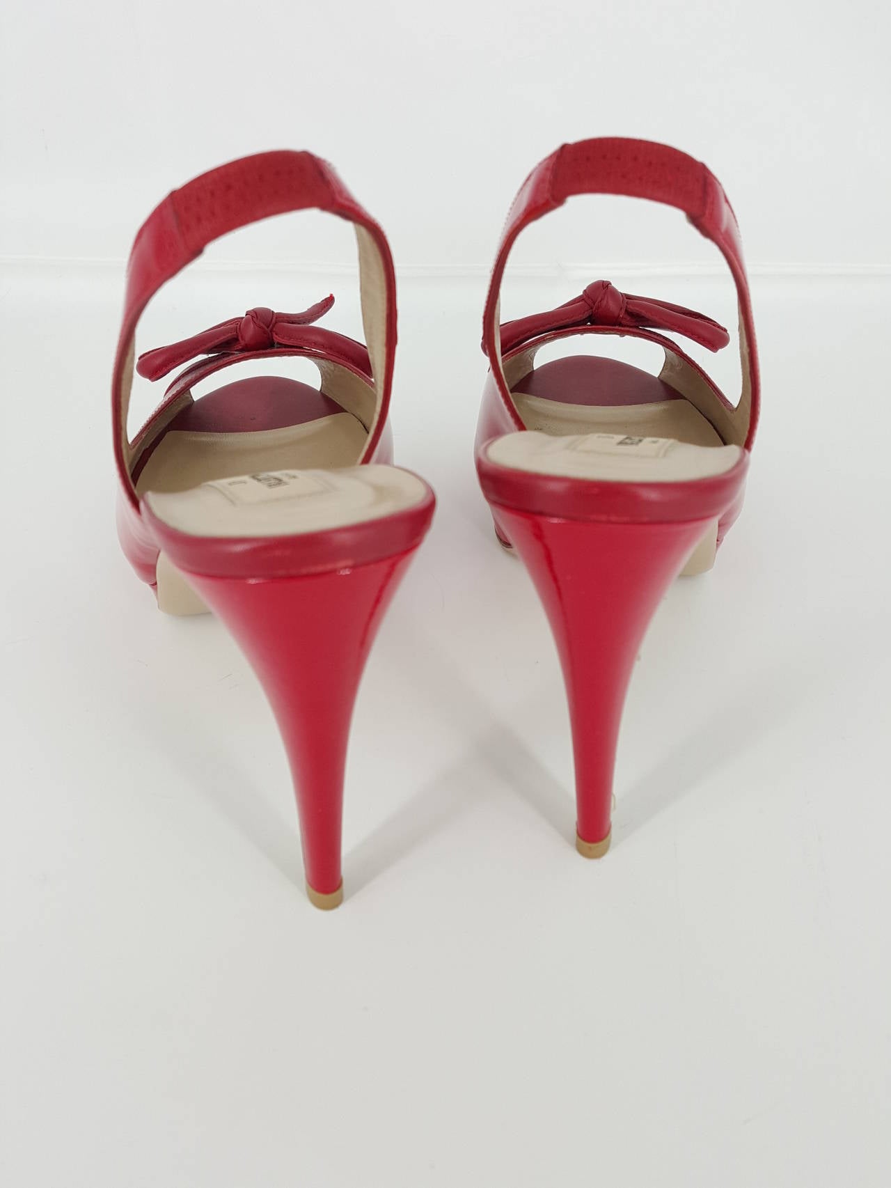 Valentino Red Bow Toe Sling Back High Heels Size 39 1/2 (New) In New Condition In Delray Beach, FL