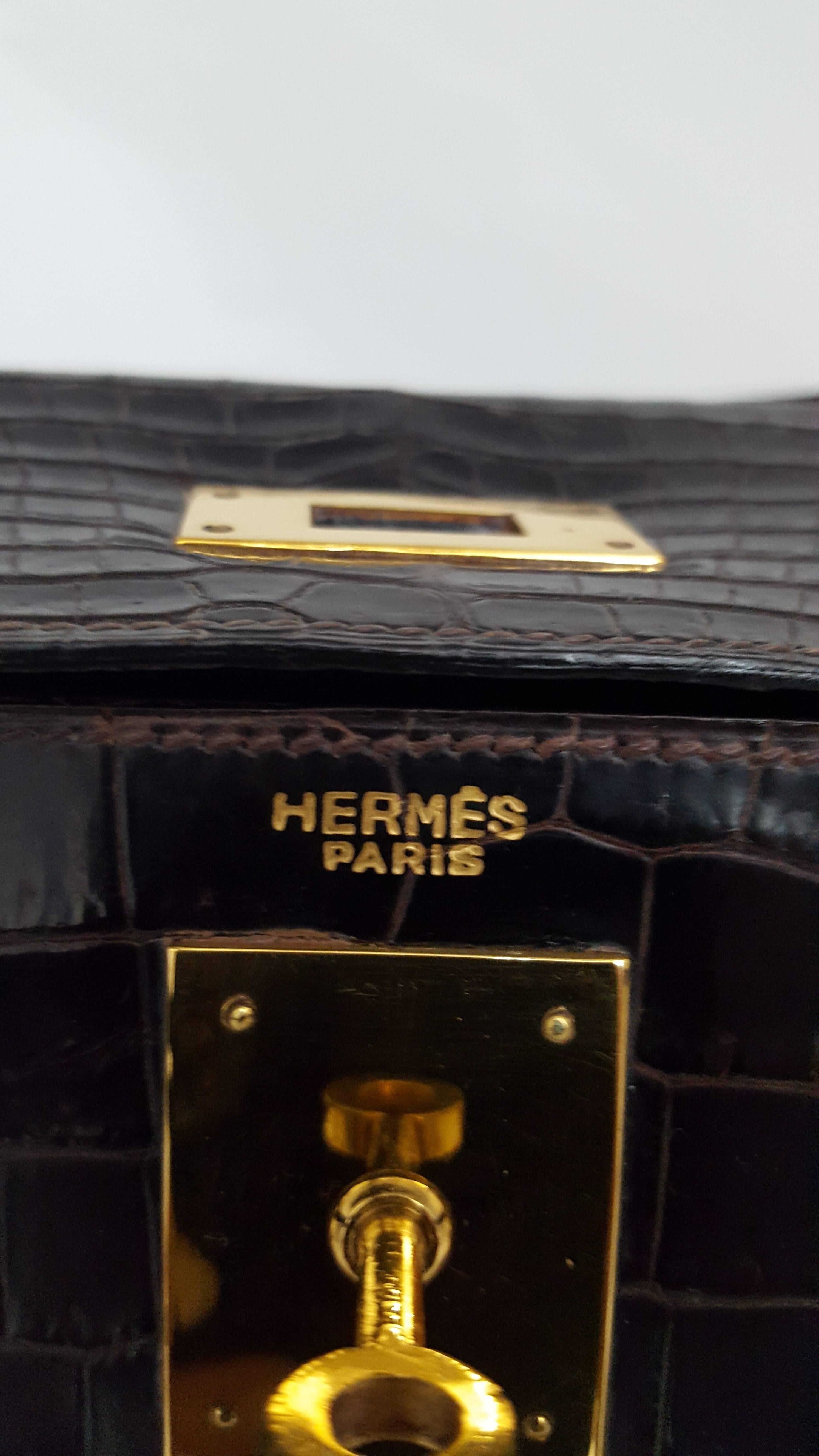 Hermes Dark Brown Shiny Crocodile Kelly 28 cm With Gold Hardware  In Excellent Condition For Sale In Delray Beach, FL