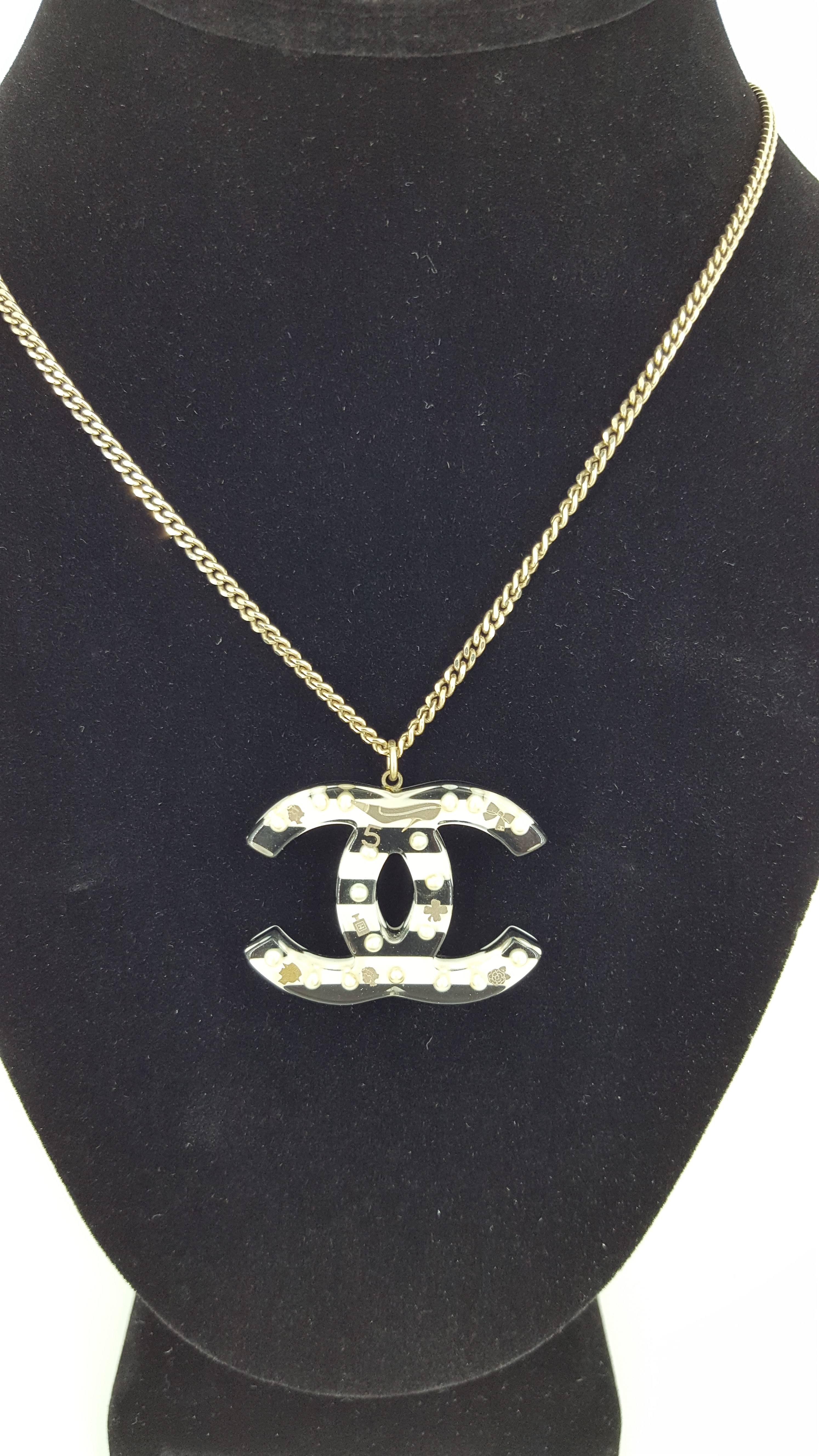 Chanel Reversible Lucite CC Iconic Necklace With Pale Gold Tone Chain  2006 In New Condition For Sale In Delray Beach, FL