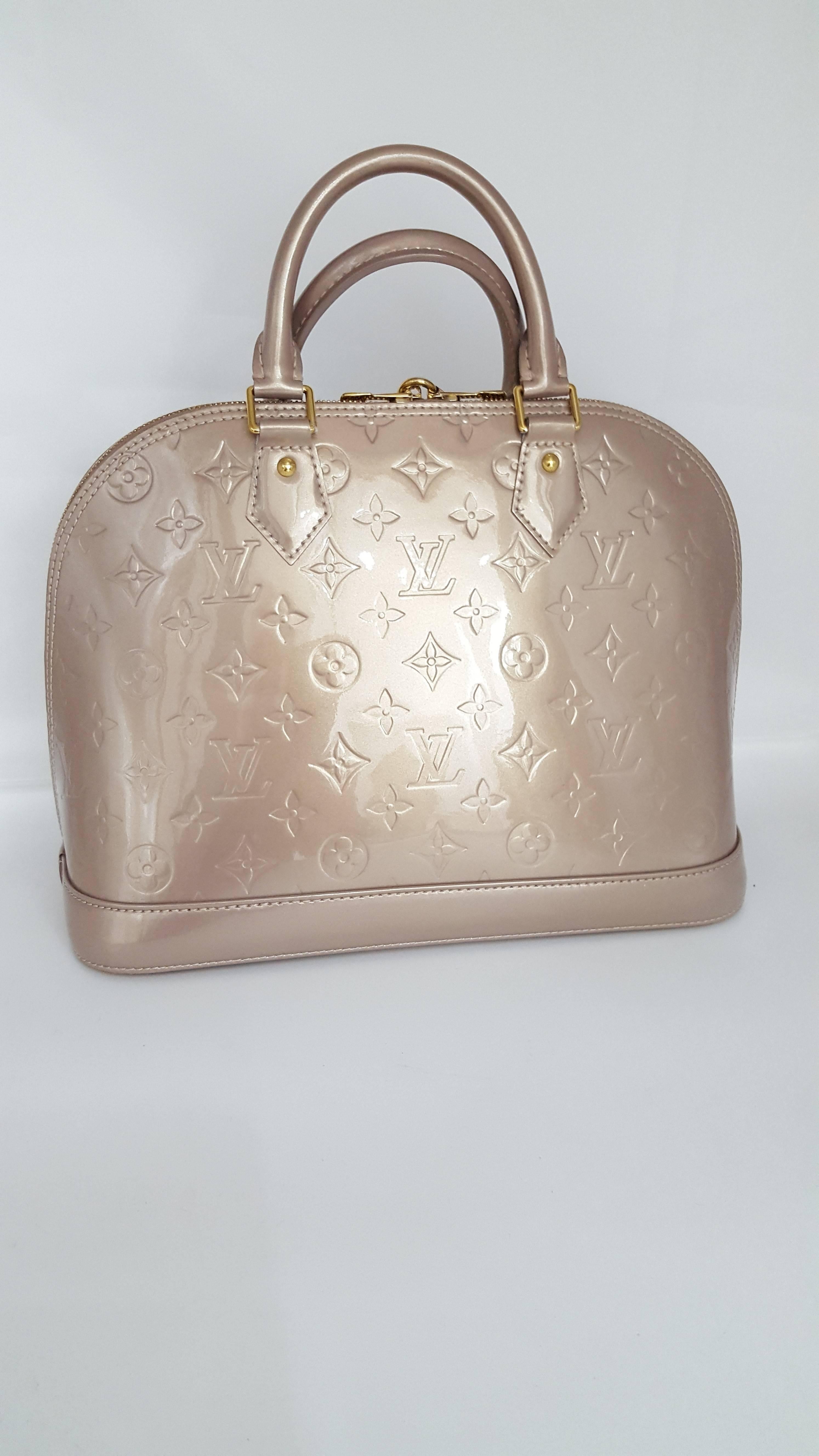 Offered for sale is a beautiful Louis Vuitton Alma PM in a beige vernis leather.
This handbag was produced in 2012 and appears in like new condition.The interior is in Beige cloth and has one pocket 6 1/4