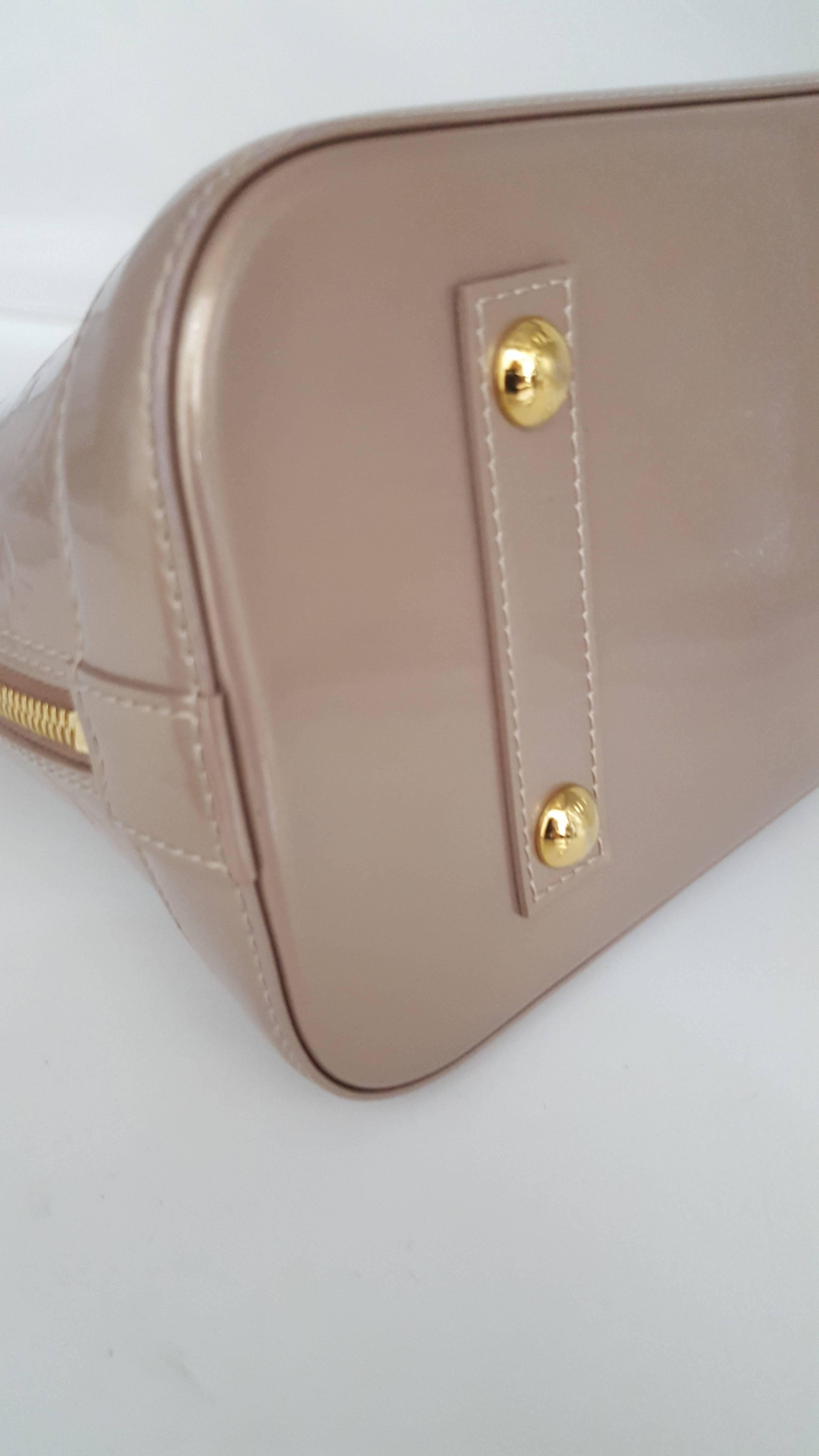 Louis Vuitton Alma PM In Beige Vernis And Gold Hardware In Excellent Condition In Delray Beach, FL