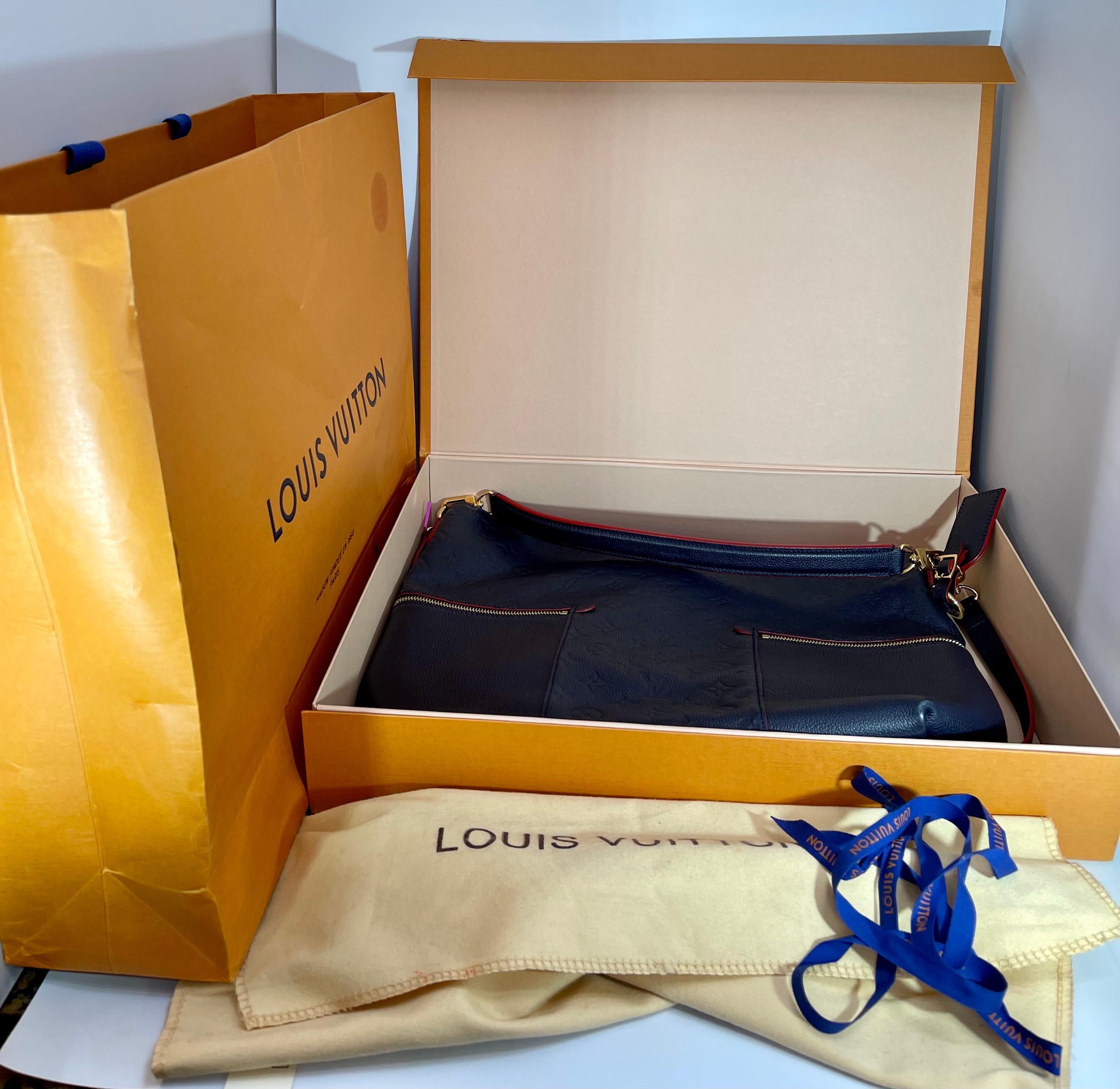 Sac hobo Melie Empreinte Louis Vuitton en cuir bleu marine avec monogramme, dans sa boîte 9