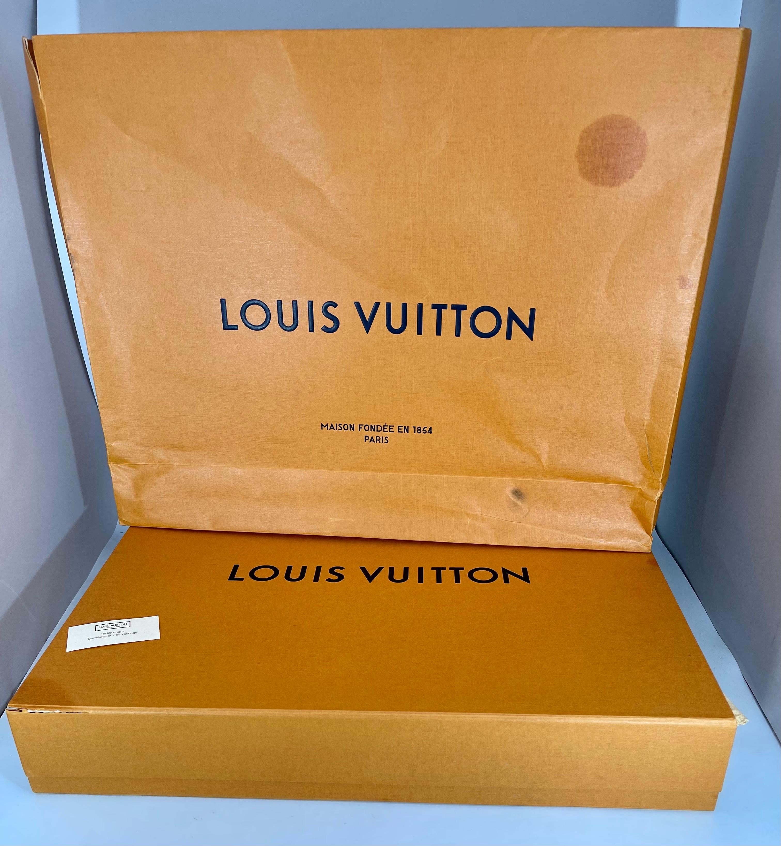 Sac hobo Melie Empreinte Louis Vuitton en cuir bleu marine avec monogramme, dans sa boîte 8