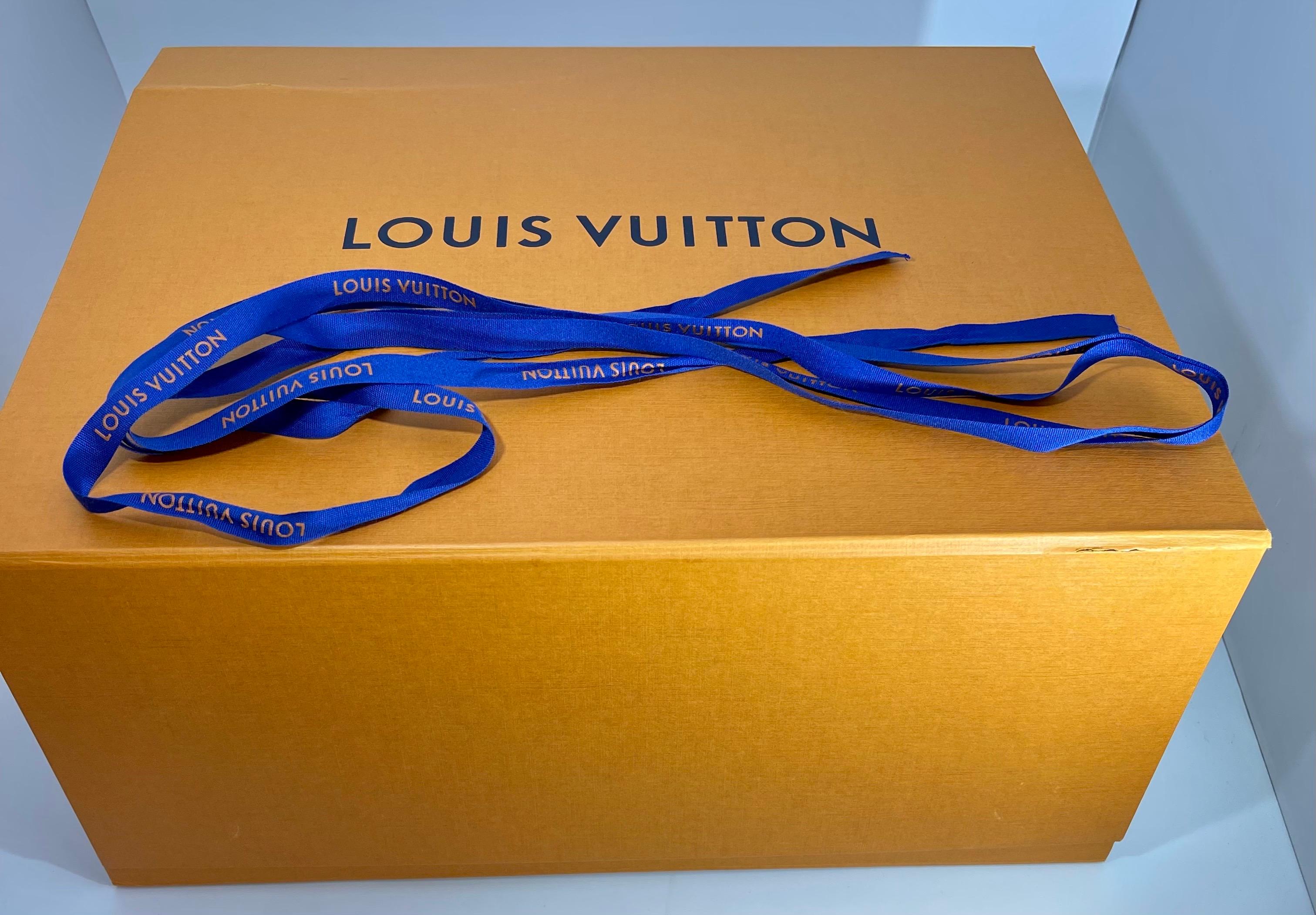 Sac hobo Melie Empreinte Louis Vuitton en cuir bleu marine avec monogramme, dans sa boîte 10