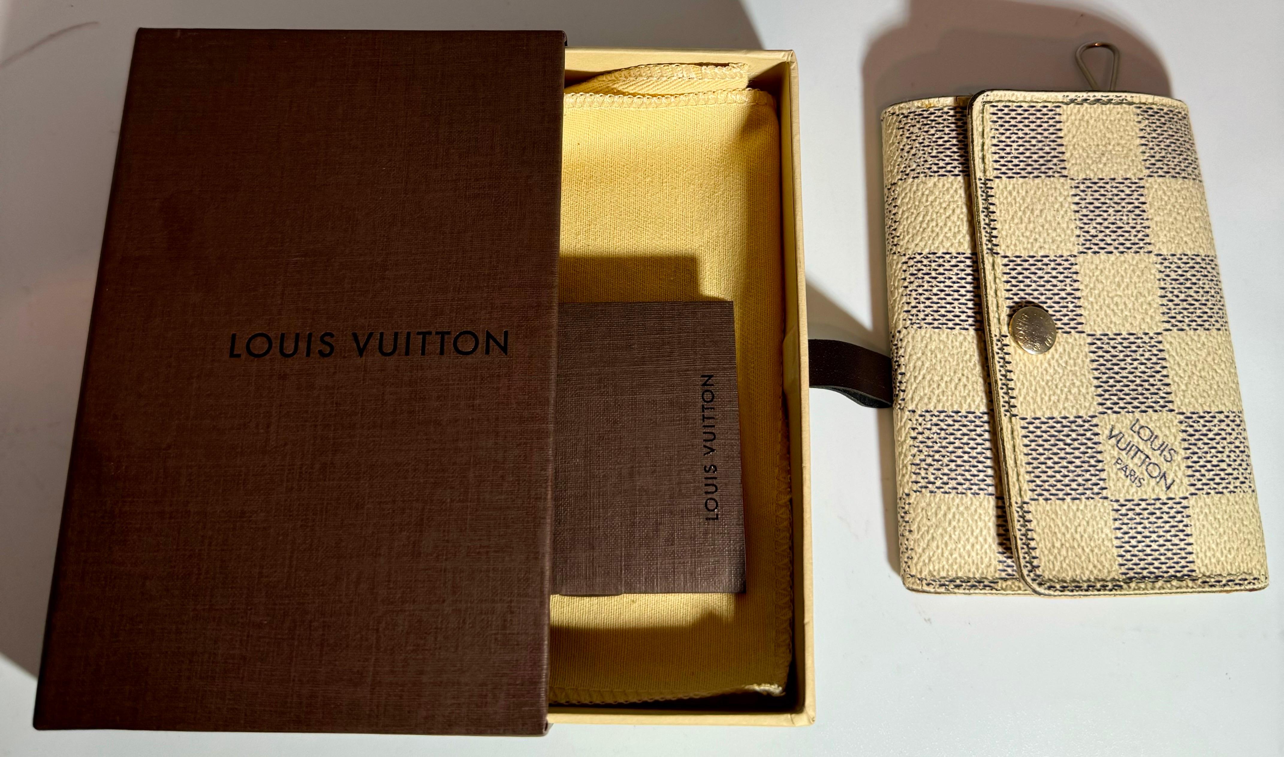 LOUIS VUITTON  Azurfarbener Azur-Beige-Teppich vonmier  C ard & 6 Schlüsselanhänger 3