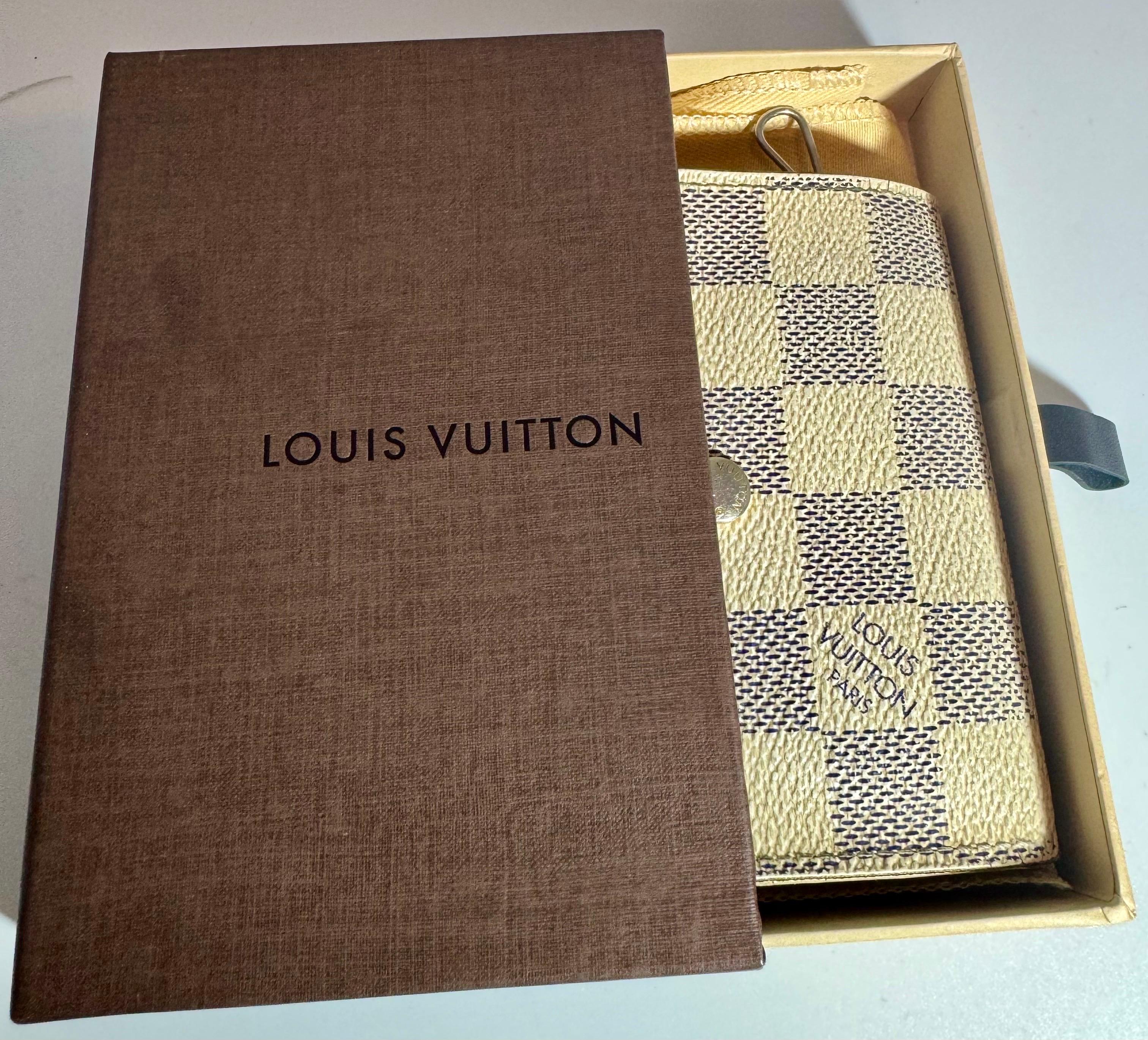 LOUIS VUITTON  Azurfarbener Azur-Beige-Teppich vonmier  C ard & 6 Schlüsselanhänger 4