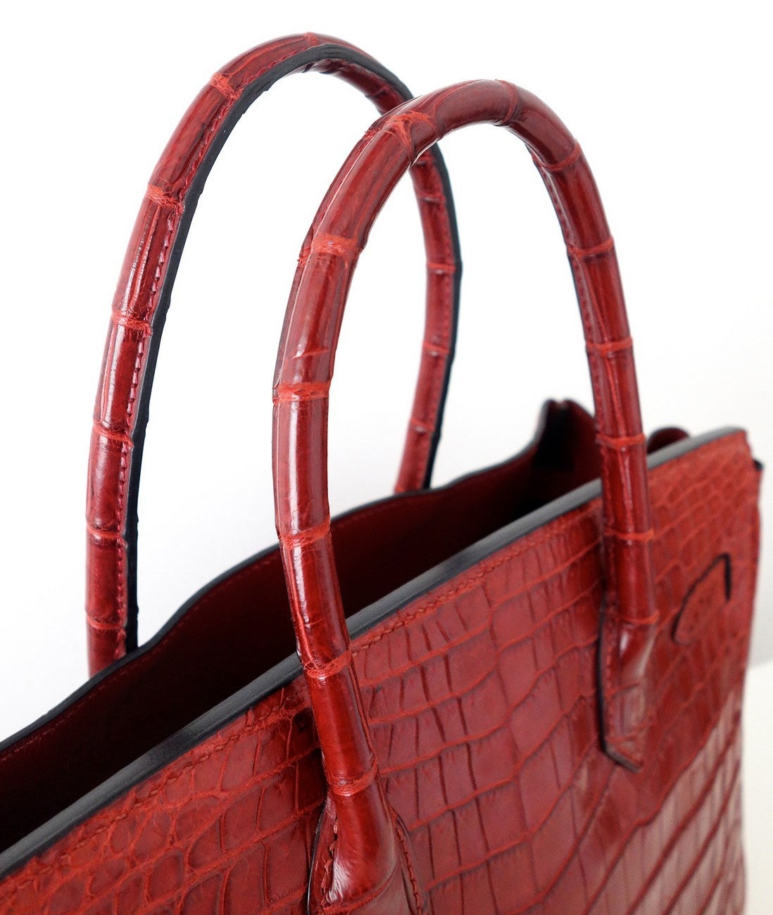 GORGEOUS AUTHENTIC HERMES BAG

BIRKIN

RARE SIZE AND COLORWAY  

Made in France, stamp I in a square

Made of Crocodile Niloticus and Palladium Hardware (silver-Tone)

Lined with red leather

Colorway: ROUGE HERMES (red)

1 main