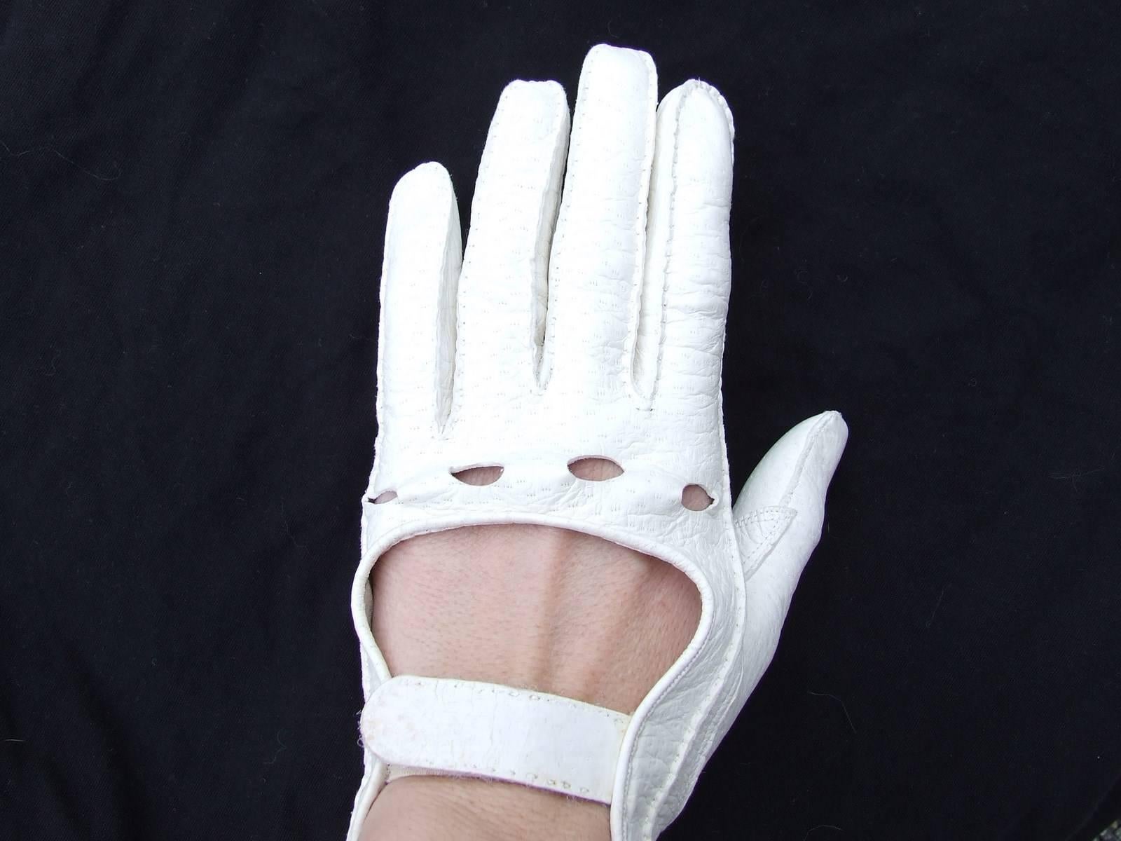 RARE AND BEAUTIFUL AUTHENTIC HERMES :

 

DRIVING GLOVES

 

Made in France

 

Made of Lambskin Leather

 

Colorway: off white

 
4 holes on top, and beautifully perforated on the palm
 
 
 
Very fine patterns on the entire