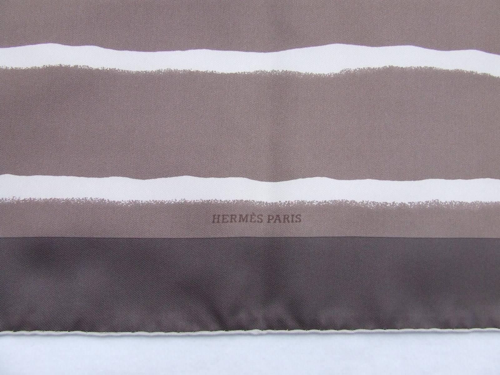 Schöne Authentic Hermes Schal

Patter: Mediterranee (Name der französischen Südsee)

Made in France

Designed by JLF Duliver in 2003

Hergestellt aus 100% Seide

Farben: Etoupe taupe (hellbraun) Hintergrund / Brauner Rand / Weiße Wellen

