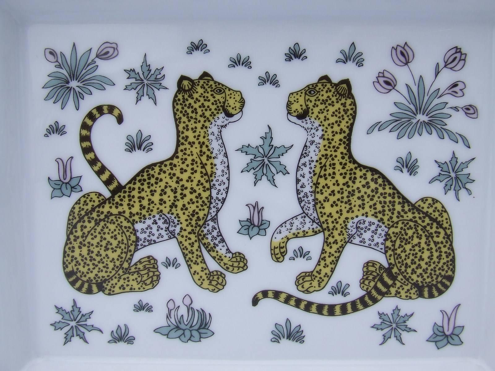 BEAUTIFUL AUTHENTIC HERMES ASHTRAY

Patter: Cheetah (Guépards)

Made in France in Limoges, French town famous for its fine porcelain and inimitable know-how

Made of Porcelain

Colors: Back Bacground, Yellow and Black Cheetah, Pink and
