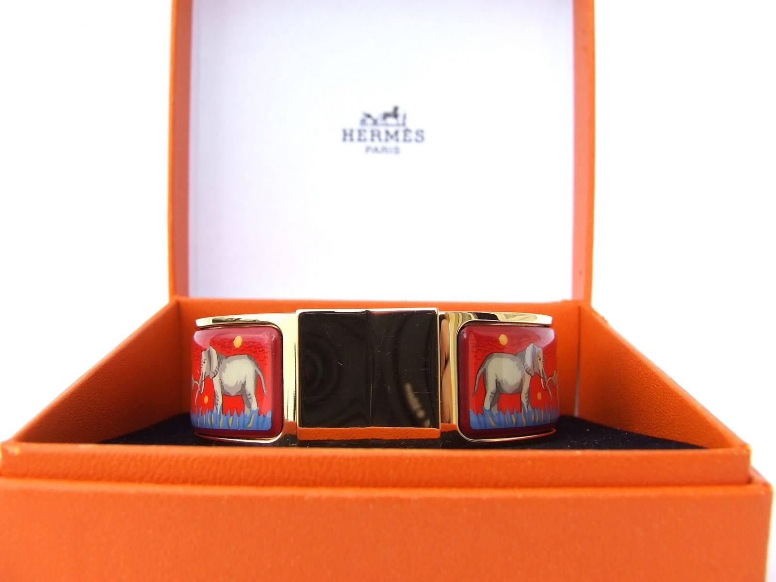 GORGEOUS AND RARE AUTENTIC HERMES BRACELET

CLIC CLAC version

Made in France

Stamp F for 2002

Made of Printed Enamel and Gold Plated Hardware

Colors: Red background, Beige and Grey Elephants, Blue grass and Yellow Polka
