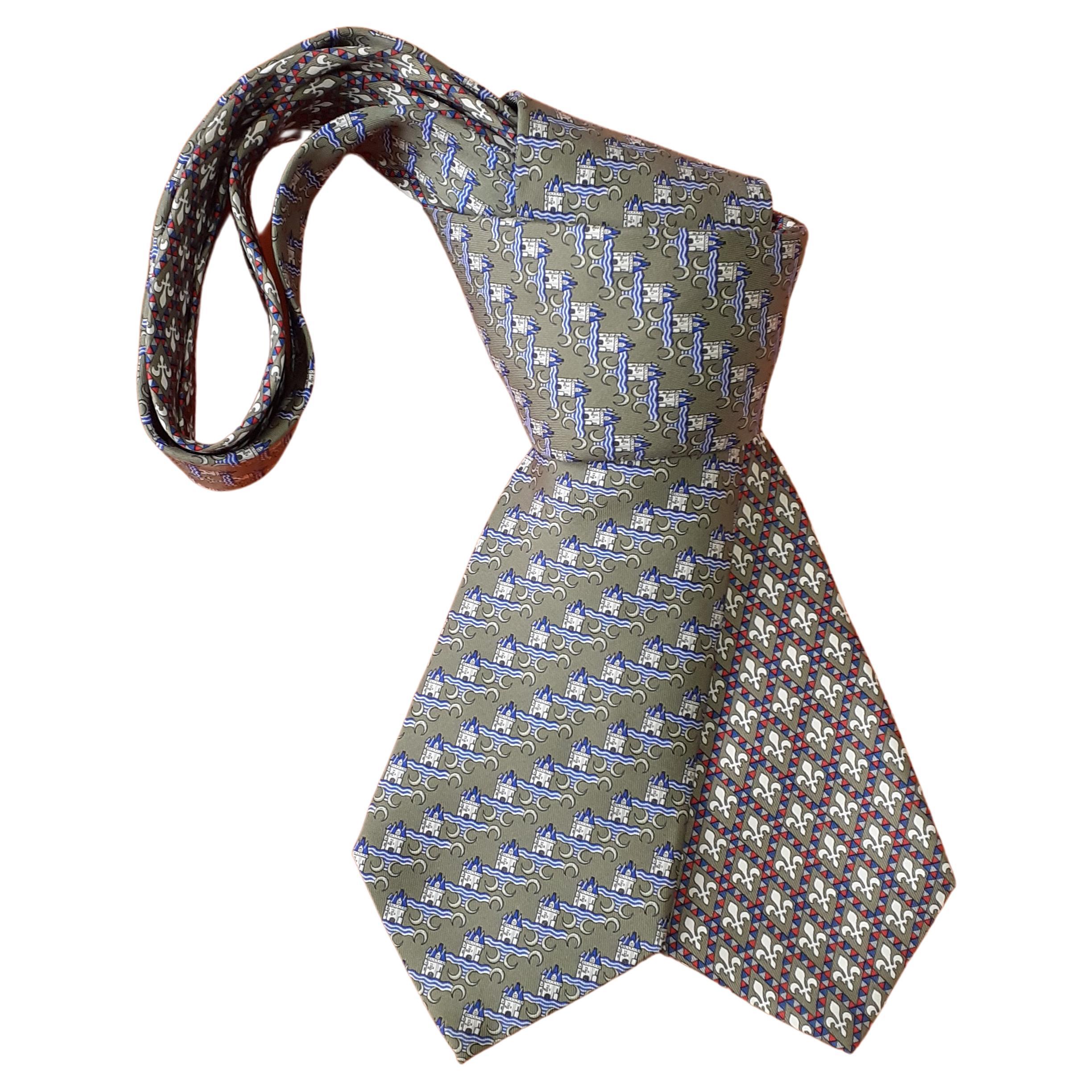 Hermès - Lot de 2 cravates en soie, imprimé château et fleur de lys en vente
