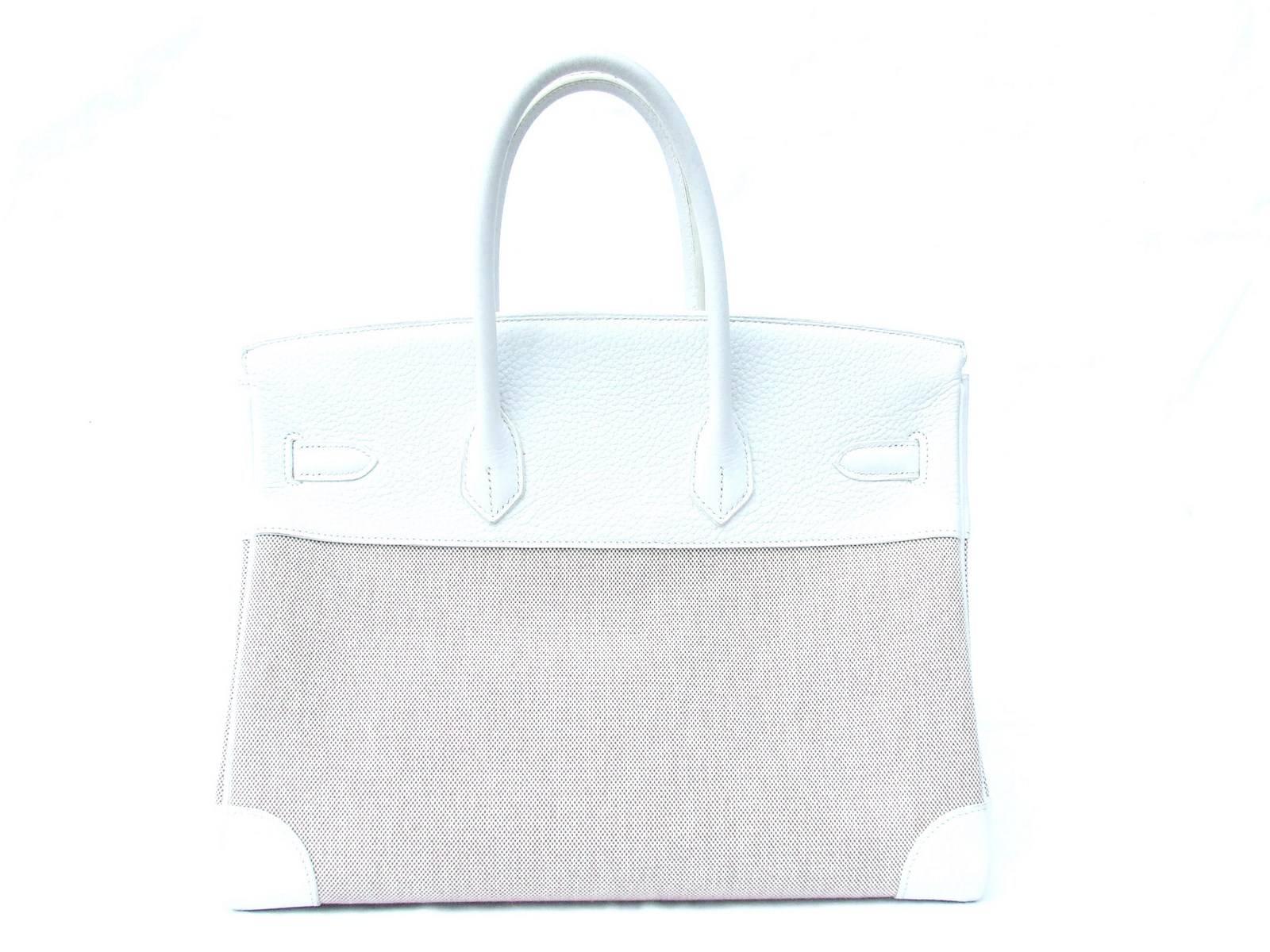 Beautiful and rare Authentic Hermes Handbag

BIRKIN

Made in France

Stamp N in a square (2010)

Made of Clemence Leather, Canvas (toile), Golden Hardware

Colorway: White and Beige

Lined with white smooth leather

