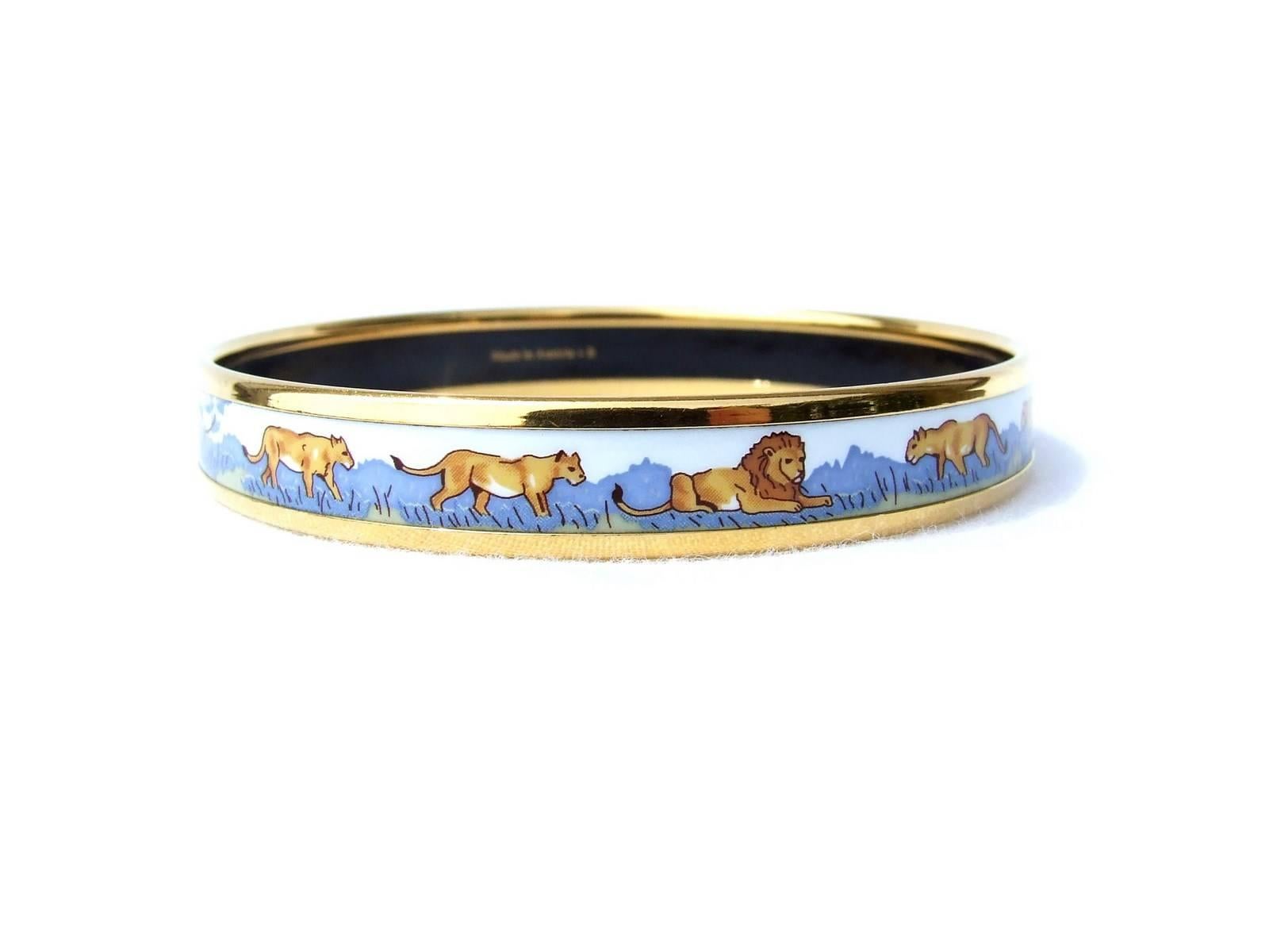 Beautiful authentic HERMES bracelet

Pattern: Lions and lionesses in Savannah

Made in Austria + B

Made of Printed Enamel and Gold Plated Hardware

Colorways: White, Green and Blue background, Camel Lions and Lionesses

