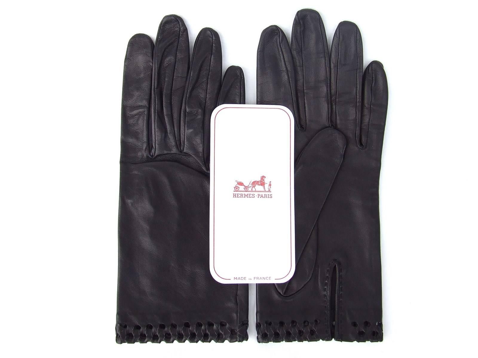 Beautiful Authentic Hermes Gloves

Made in France

Made of Smooth Leather

Colorway: Black

The leather is supple, the inside is soft and the finishes are impeccable

The tour wrist is beautifully pierced and decorated with a small
