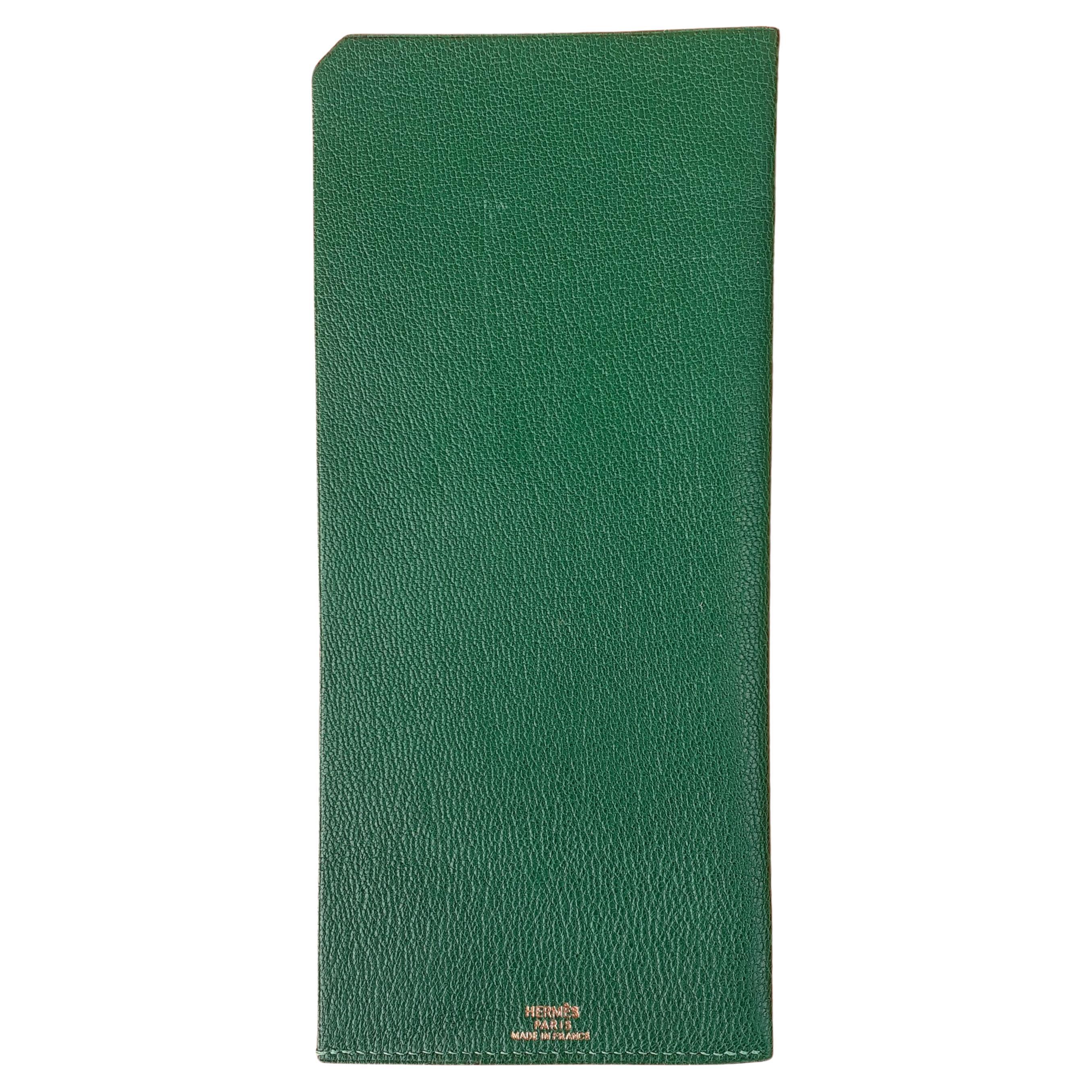 Hermès Bill Pocket aus grünem Leder im Angebot