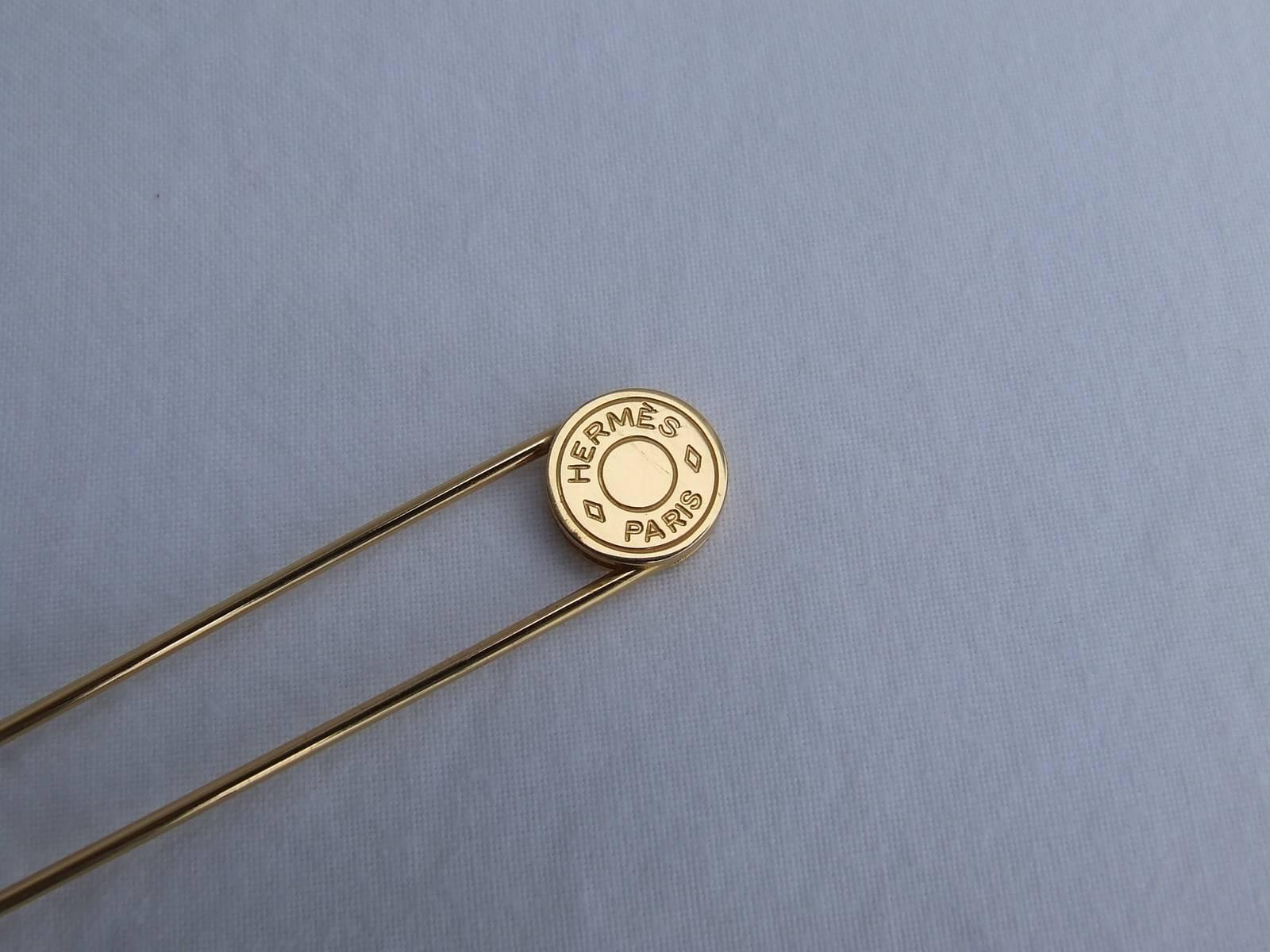 Beautiful Authentic Hermes Pin

Made of Golden metal

