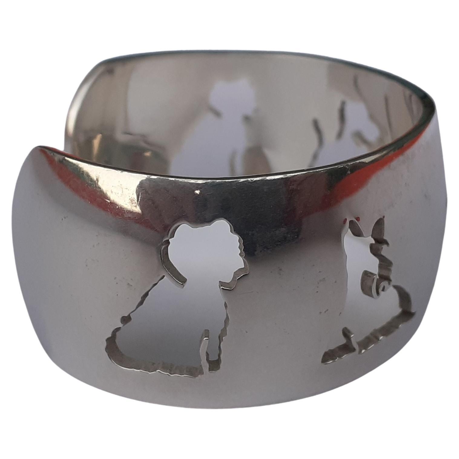 Raro e carinissimo bracciale autentico di Hermès

Bracciale traforato con 5 diverse forme di west highland white terrier

Realizzato in argento 

Colore: argento

