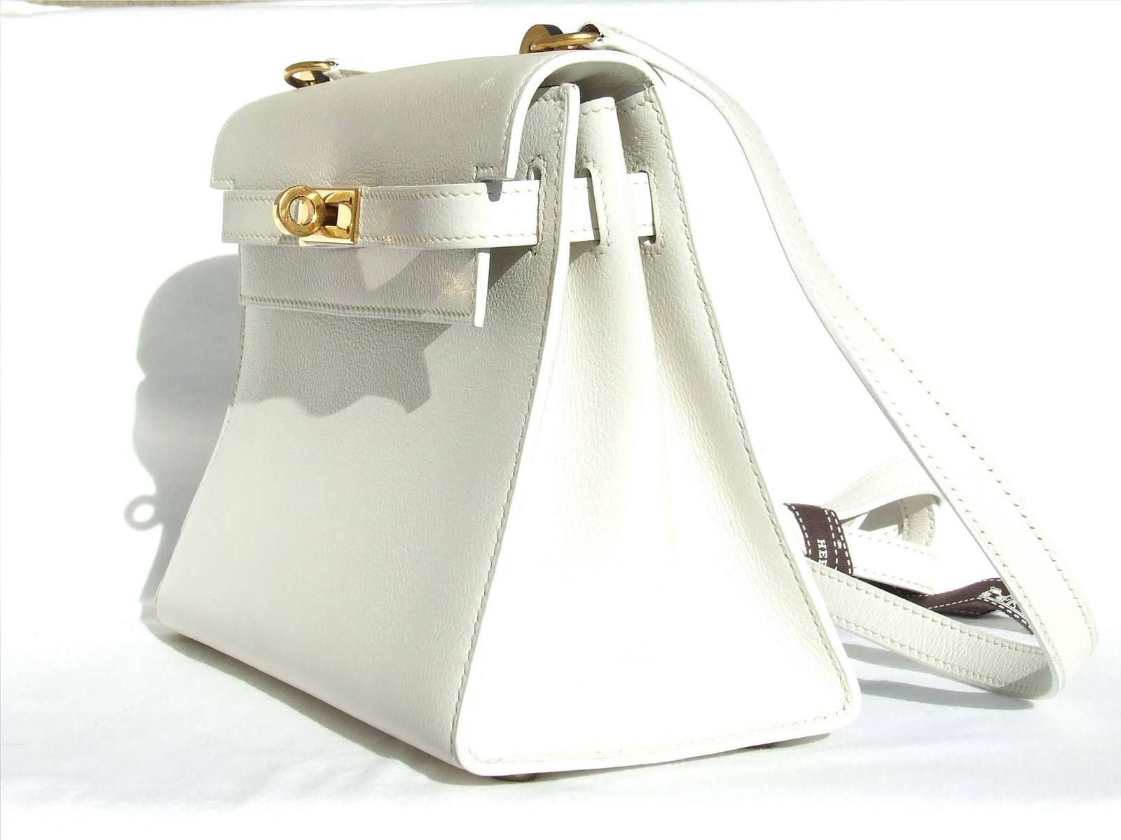 Super Cute Authentic Hermès Mini Kelly Bag

In sellier Version, more chic !

Made in France

Stamp S in a circle (1989)

Made of Grained Leather and Golden Hardware

Lined with smooth white Leather

Colorway: White

1 main compartment, 1 flat