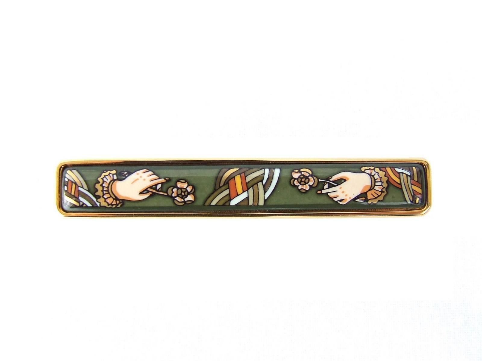 Gorgeous and Rare Hermes Brooch

Pattern: Flowers in Hands and a Braid

Made in France

Made of Enamel and Gold Plated Hardware

Colorways: Olive Green Background, Beige, White, Gold, Camel

