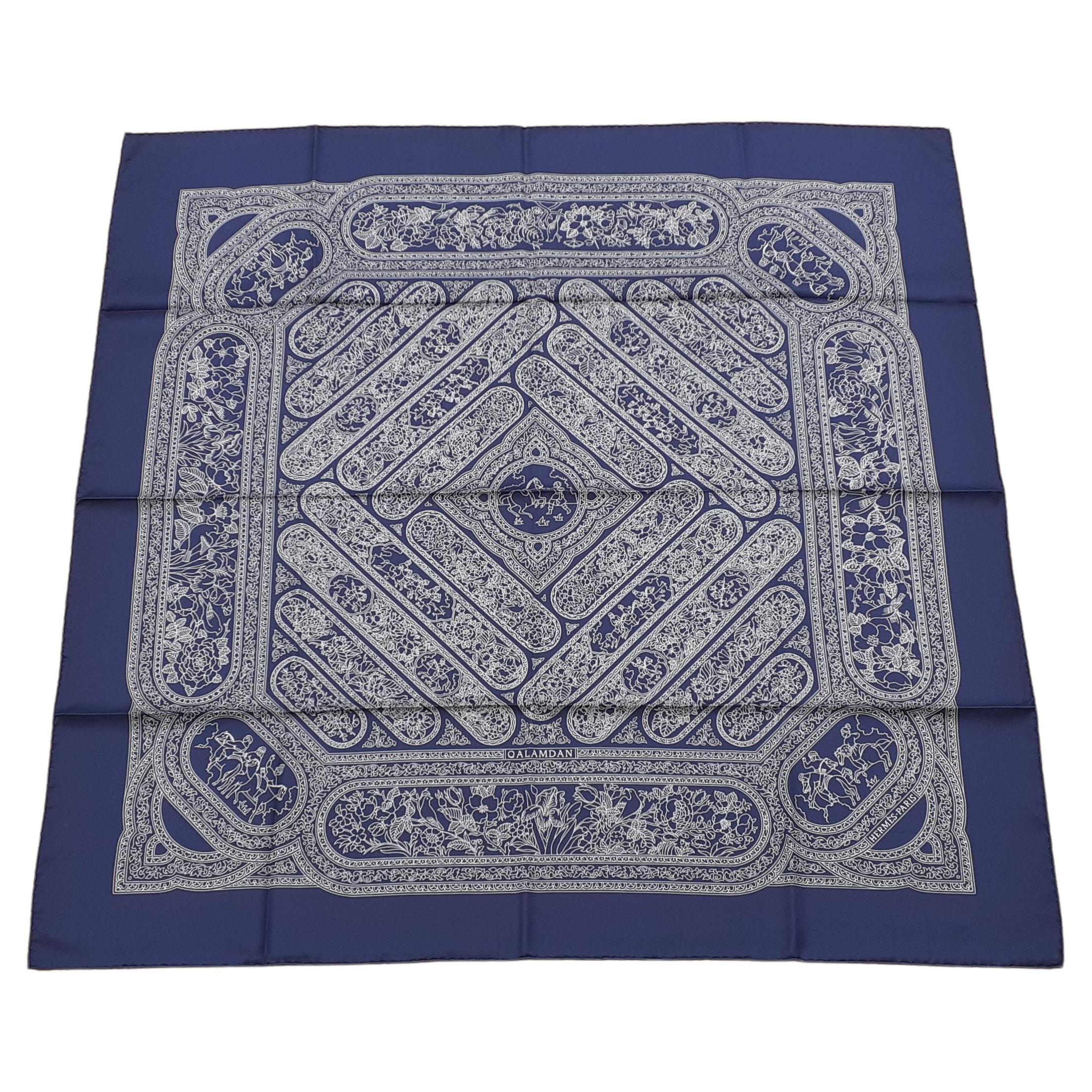 Magnifique écharpe en soie Hermès Qalamdan Perse Iran Bleu marine 90 cm en vente