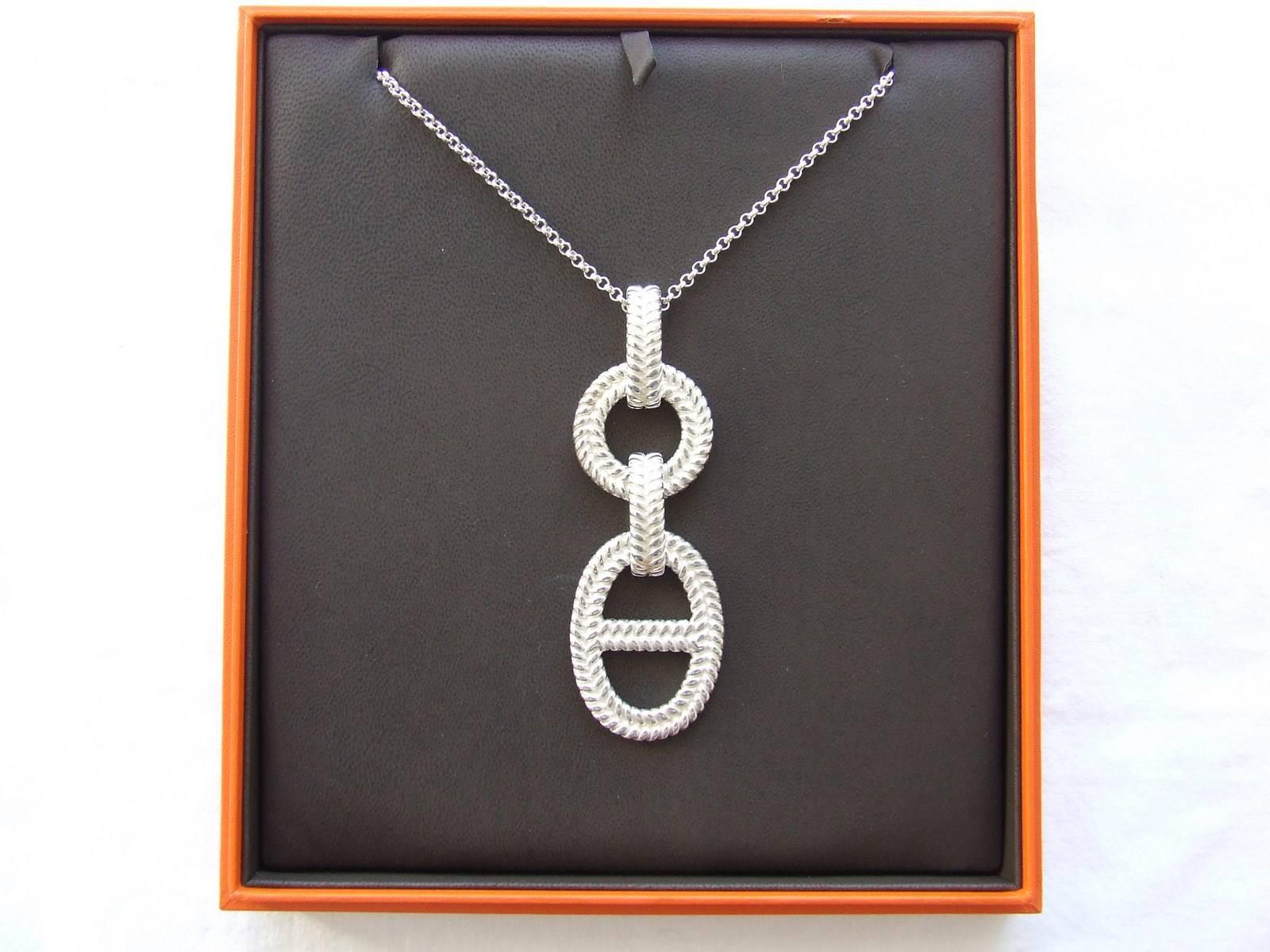 RARE AND GORGEOUS Authentic Hermes Necklace

Impossible to find ! Extremely rare

"Odyssée" Collection

Retail price: more than $ 4,000

Pendant representing a round and an anchor chain (chaine d'ancre)

Made in France

Made