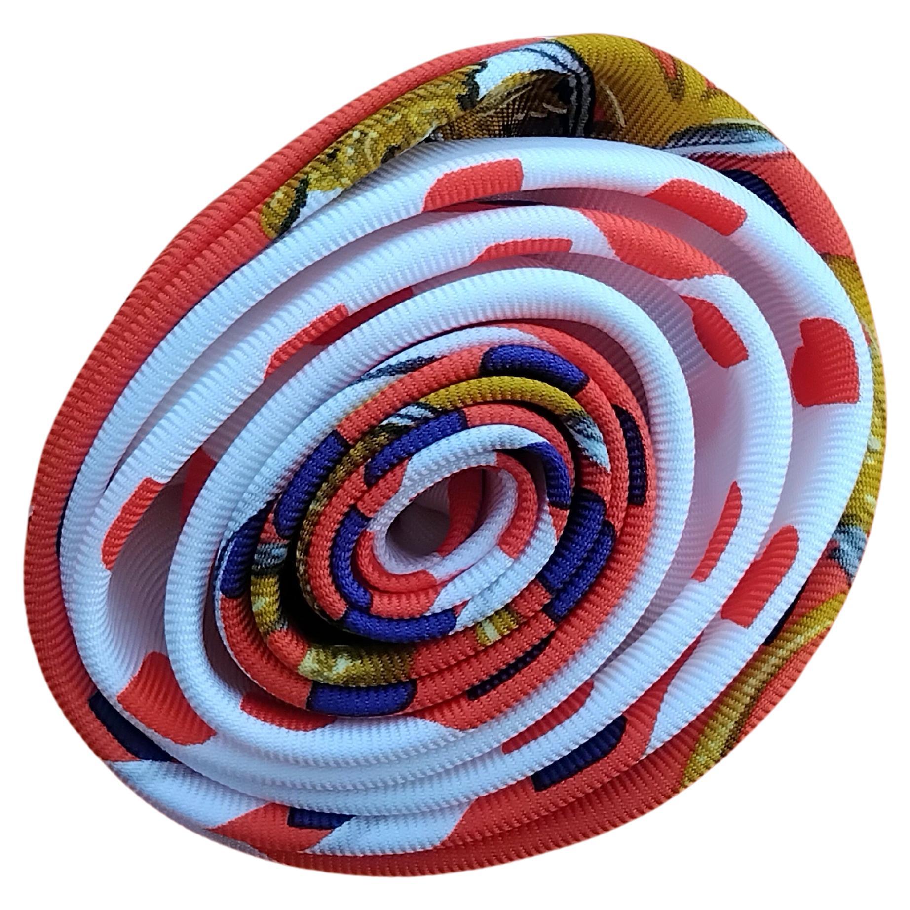 Magnifique et rare clip Hermès authentique

Cette jolie fleur est fabriquée en 100 % sergé de soie imprimé du célèbre motif 