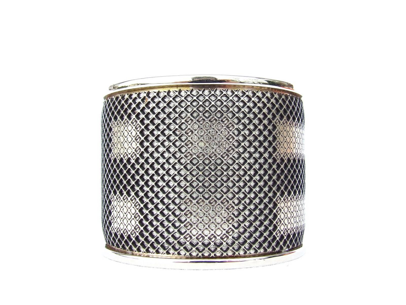 Stunning and so rare Authentic Burberry Cuff

Made of metal

Colorway: Black and Gold

The pattern is like a honeycomb, with some alveoli filled with golden to draw a check pattern. Beautiful !

