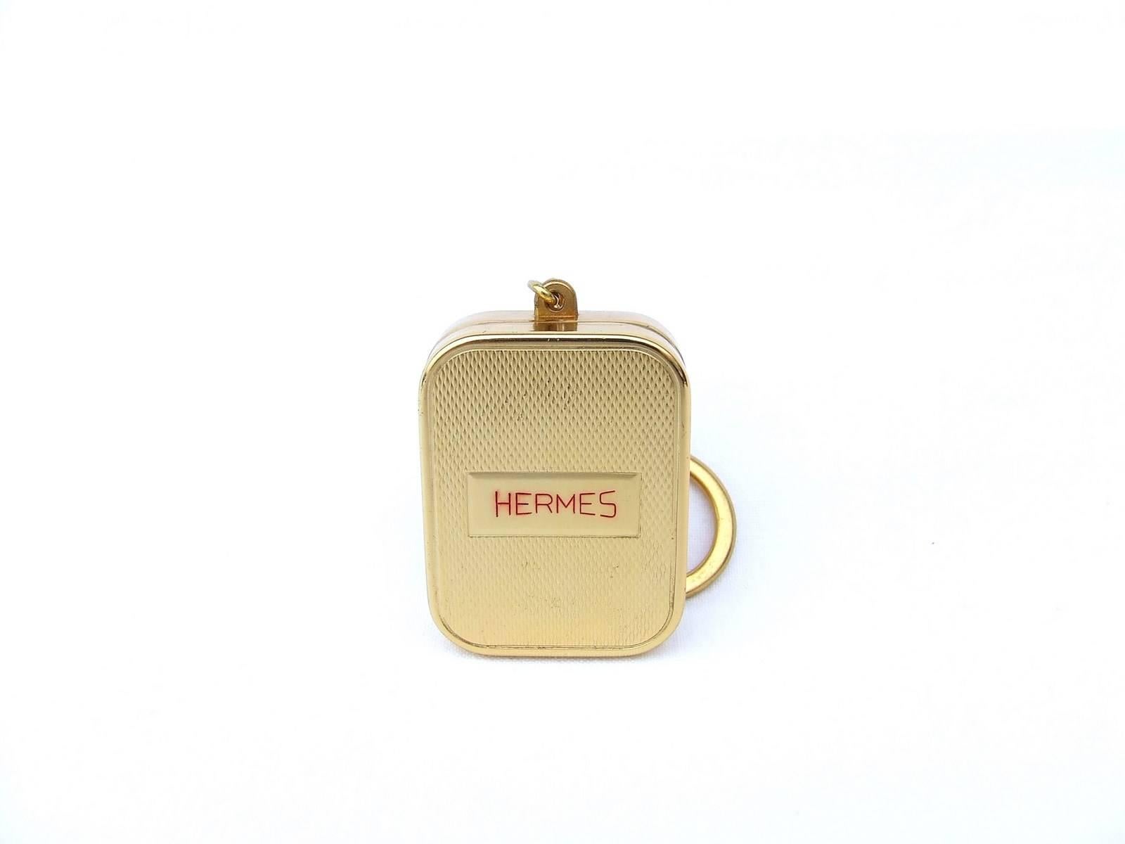 Beautiful and Rare Authentic Hermes Keychain

Also acts as a music box !

Wind-up the mecanic key (at the back) clockwise and go up the small button to hear Zorba the Greek

Made in Switzerland

Made of gilt metal

Measurements: 11,5 cm total Length