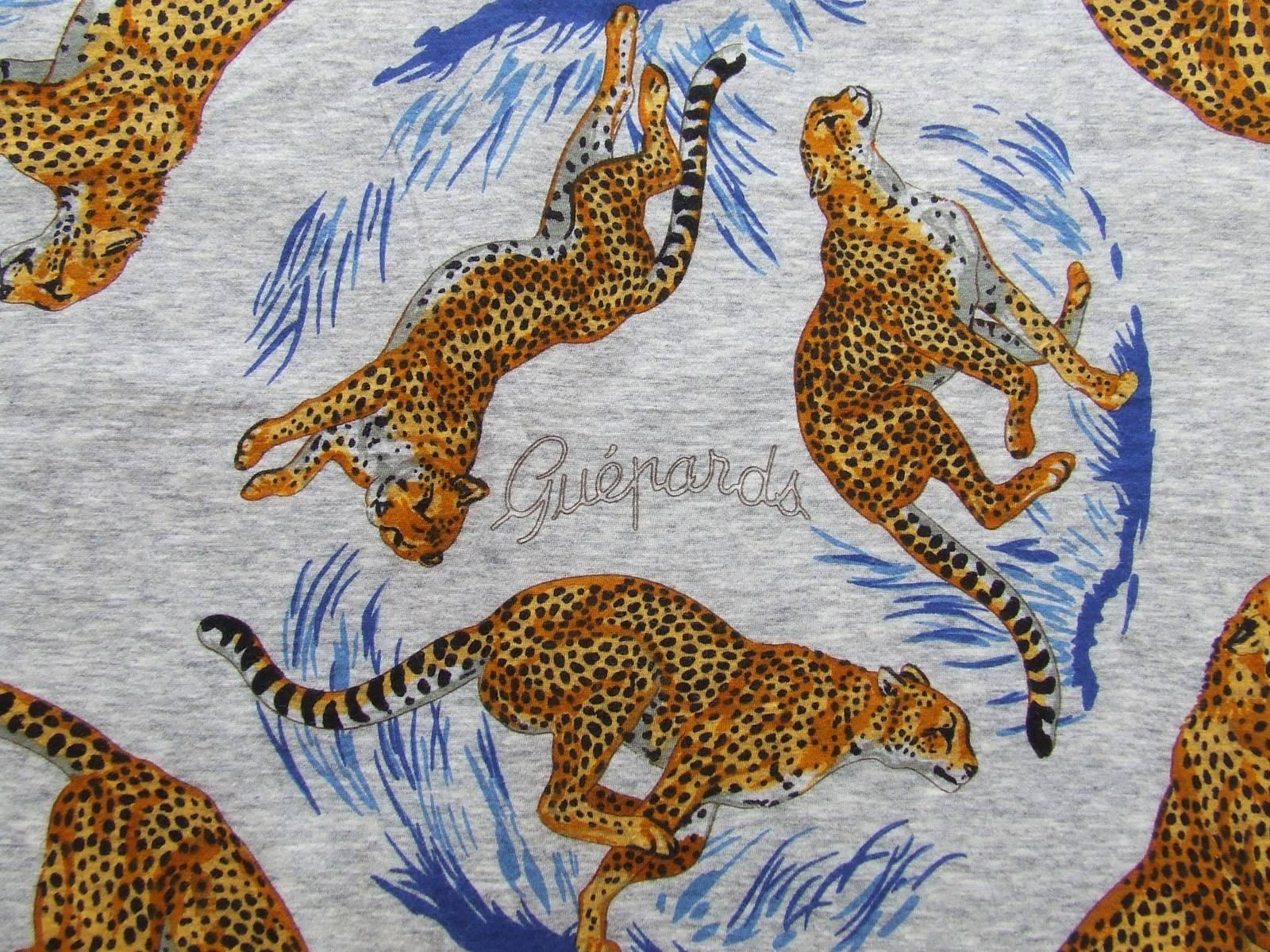 Beautiful and Rare Authentic Hermes Tee-shirt Scarf

Pattern: "Guepards" (Cheetahs)

Designed by Robert Dallet in 2007 for silk scarves

The Tee-Shirt version is from 2011

Made in Italy

Made of 100% Cotton

Colors: Grey background, White