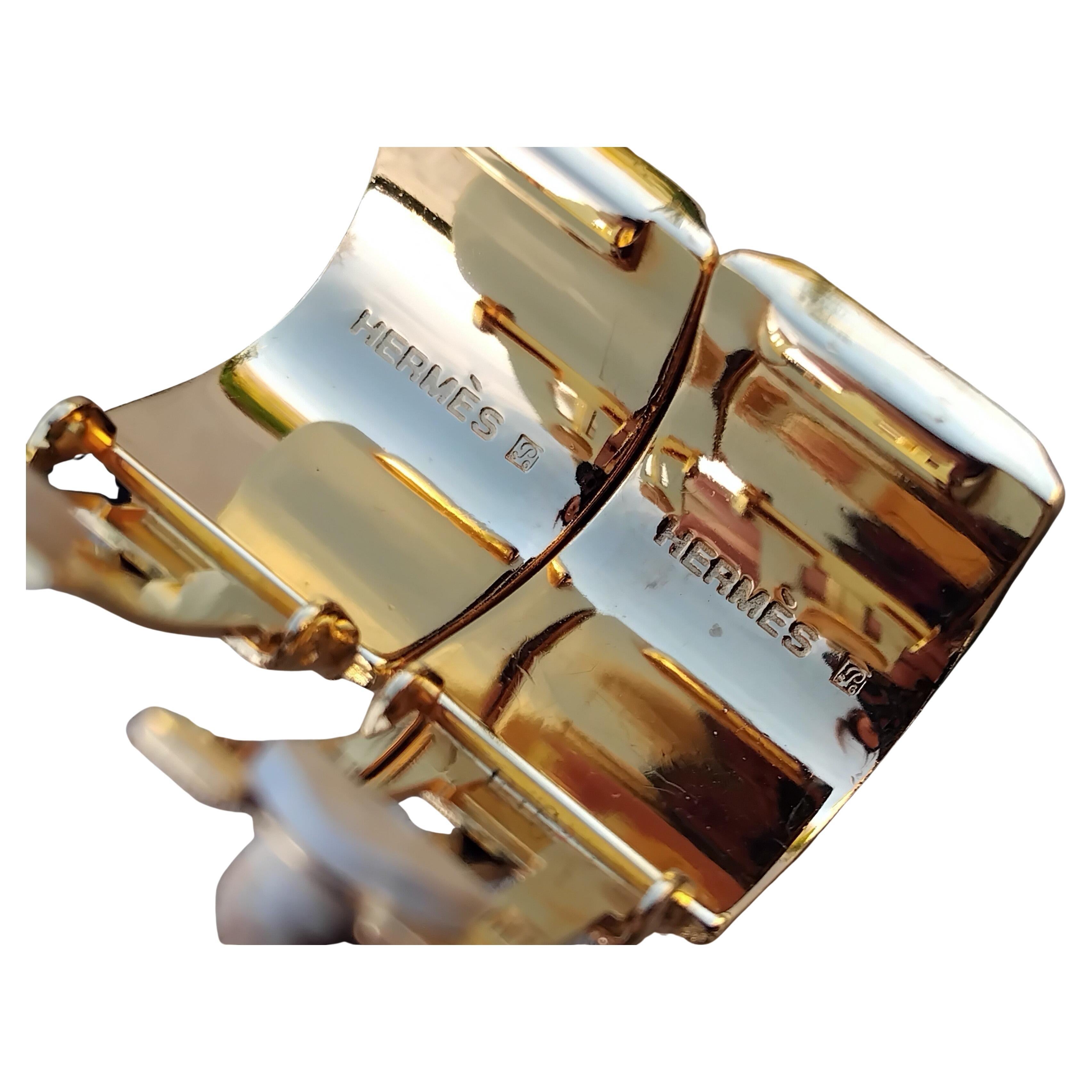 Hermès Boucles d'oreilles émail doré Lionnes Afrique en vente 1