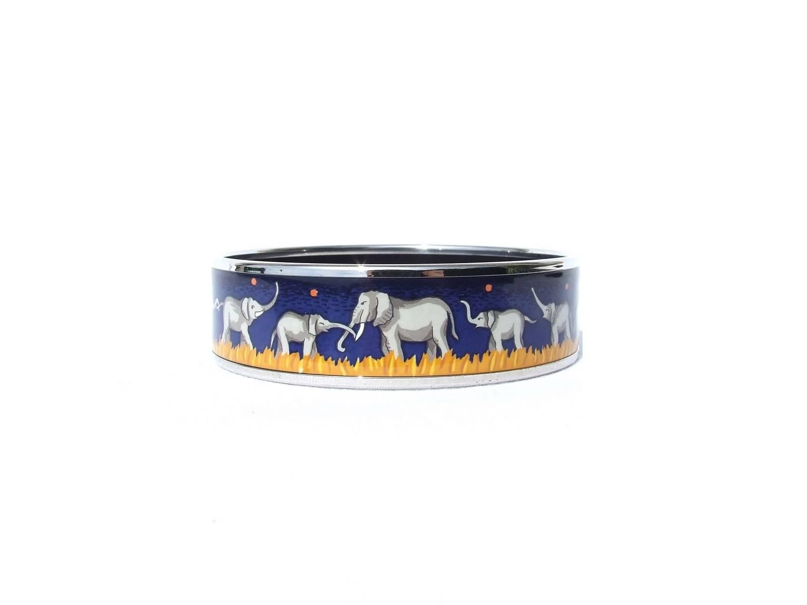 Beautiful Authentic Hermes Bracelet

Pattern: Elephants Grazing

RARE bracelet, hard to find !

Made in Austria + H
 
Made of Printed Enamel and Palladium Plated Hardware (Silver-tone)

Colors: Blue background with yellow polka dots, grey elephants