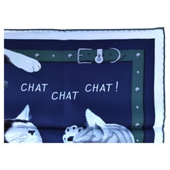 Foulard en soie Hermès « CHAT CHAT CHAT » bleu marine, noir et gris, avec des chats qui dansent – ÉPUISÉ