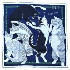 Foulard en soie Hermès « CHAT CHAT CHAT » bleu marine, noir et gris, avec des chats qui dansent – ÉPUISÉ